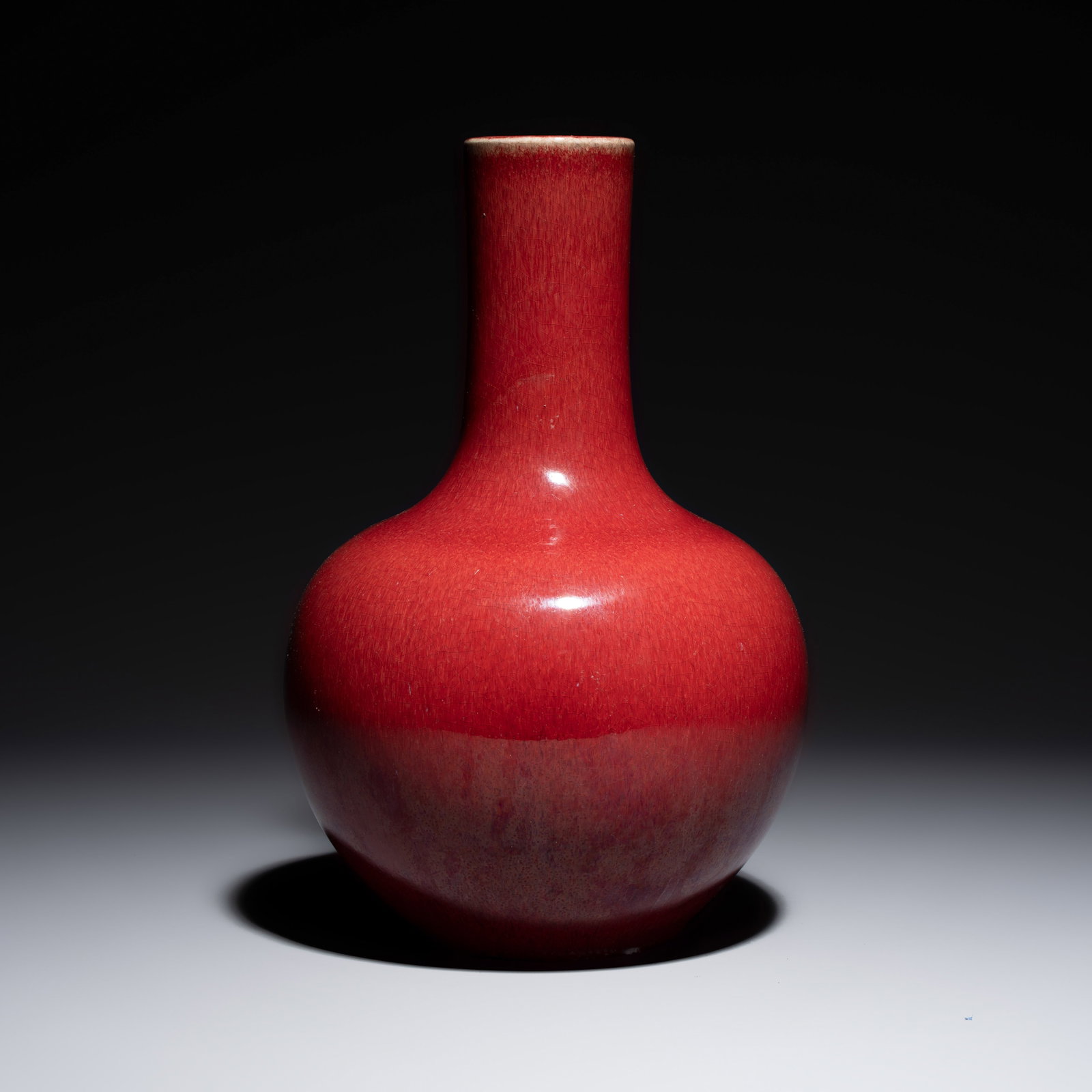 A Chinese copper-red-glazed bottle vase, 19th C.: A Chinese copper-red-glazed bottle vase, 19th C. H.: 32,9 cm