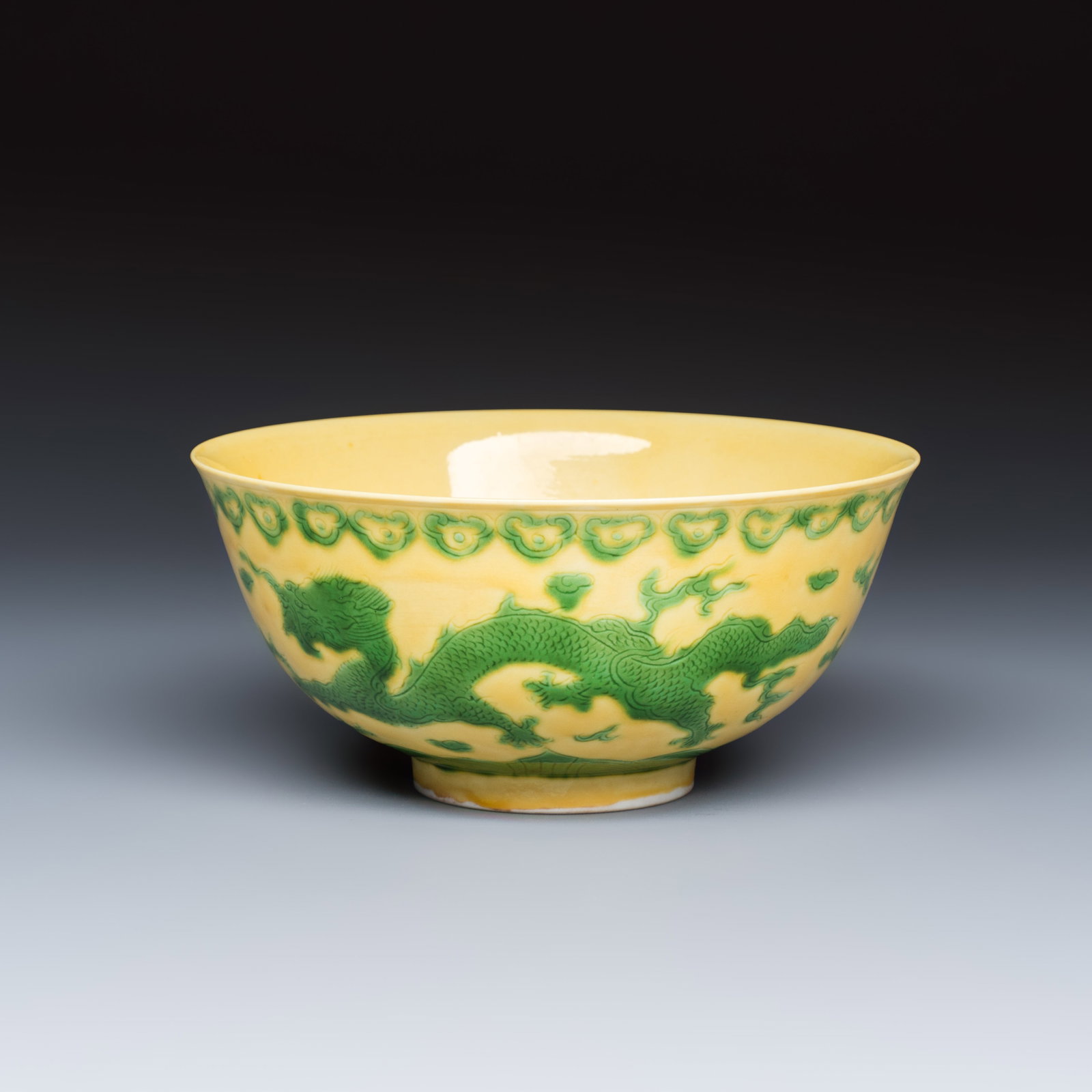 A Chinese green-enamelled yellow-ground 'Dragon' bowl, Yongzheng mark, 20th C.: A Chinese green-enamelled yellow-ground 'Dragon' bowl, Yongzheng mark, 20th C. Dia.: 15 cm - H.: 7 cm