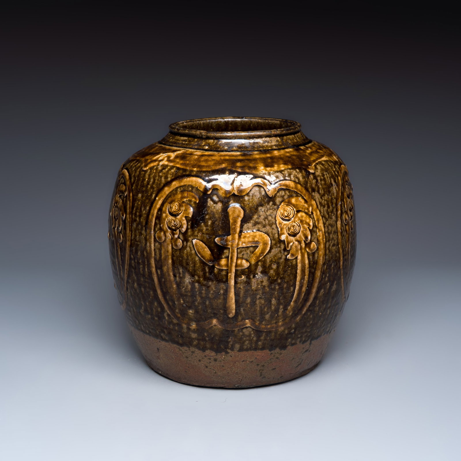 A Chinese brown-glazed slip-decorated 'Yue Zhong Dan Gui jar, Qing: A Chinese brown-glazed slip-decorated 'Yue Zhong Dan Gui jar, Qing H.: 28,2 cm