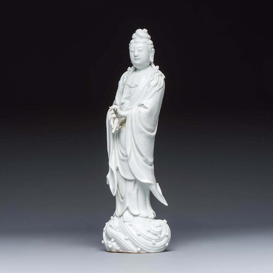 A Chinese Dehua blanc de Chine figure of Guanyin, 19th C. (1 of 7)