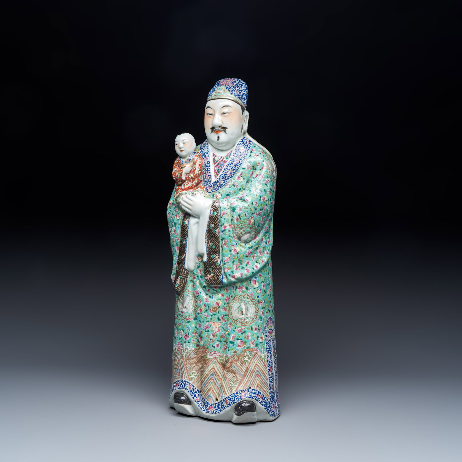 A large Chinese famille rose figure of Fu Xing, Wan Tongshun mark, Republic: A large Chinese famille rose figure of Fu Xing, Wan Tongshun mark, Republic H.: 61,8 cm