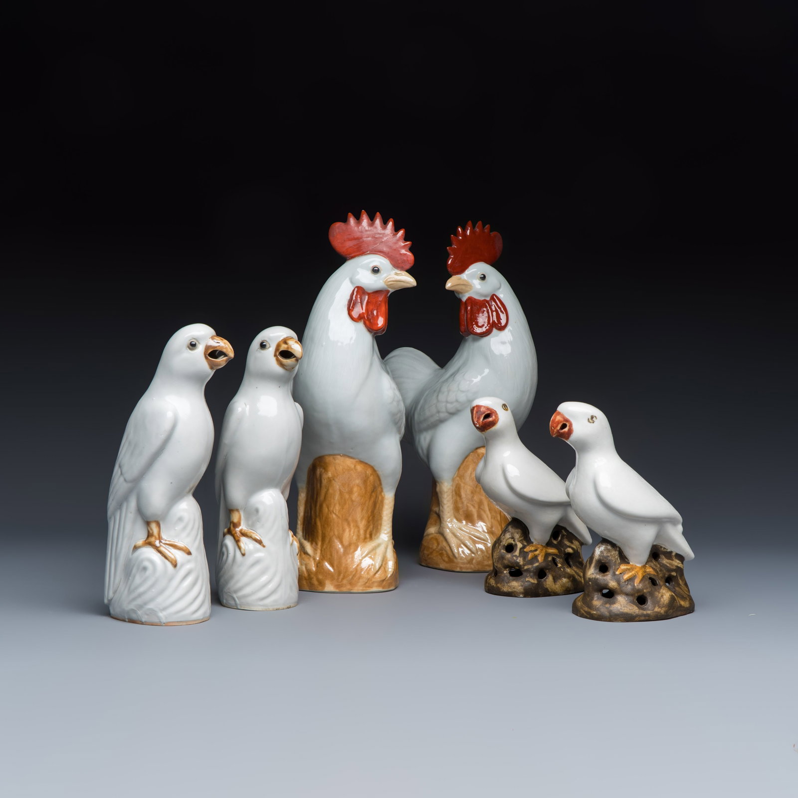 Three pairs of Chinese white-glazed birds, Jin Sheng Sheng Zao marks, 20th C.: Three pairs of Chinese white-glazed birds, Jin Sheng Sheng Zao marks, 20th C. H.: 29,7 cm | the tallest H.: 15,1 cm | the smallest