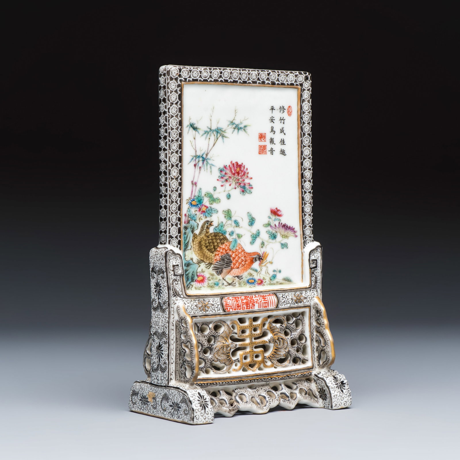 A fine Chinese gilt-grisaille and famille rose table screen, Qianlong mark, Republic: A fine Chinese gilt-grisaille and famille rose table screen, Qianlong mark, Republic Dim: 10,5 x 6,5 x 18,7 cm