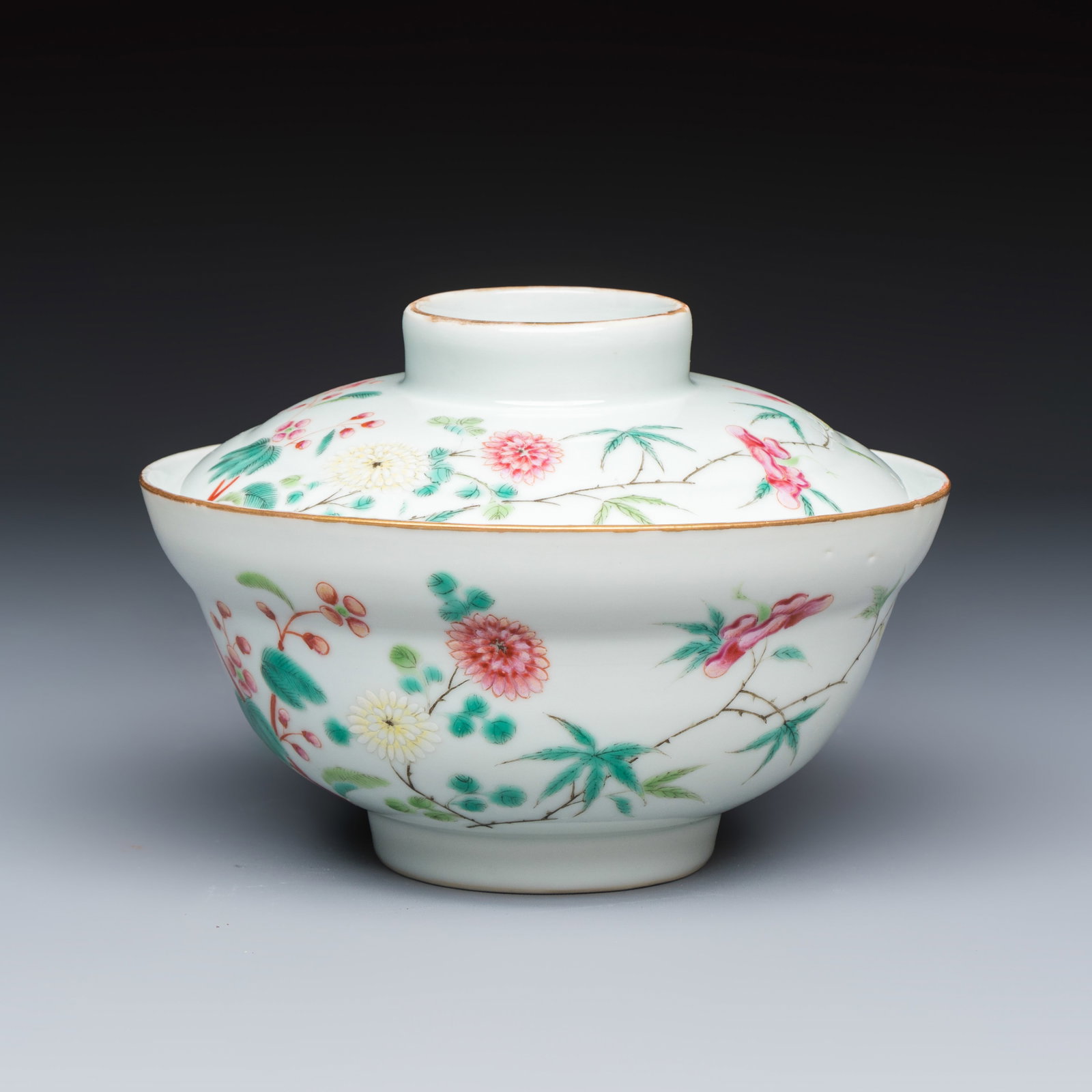 A Chinese famille rose covered bowl with floral design, Republic: A Chinese famille rose covered bowl with floral design, Republic Dia.: 14,8 cm - H.: 10,5 cm | incl. cover