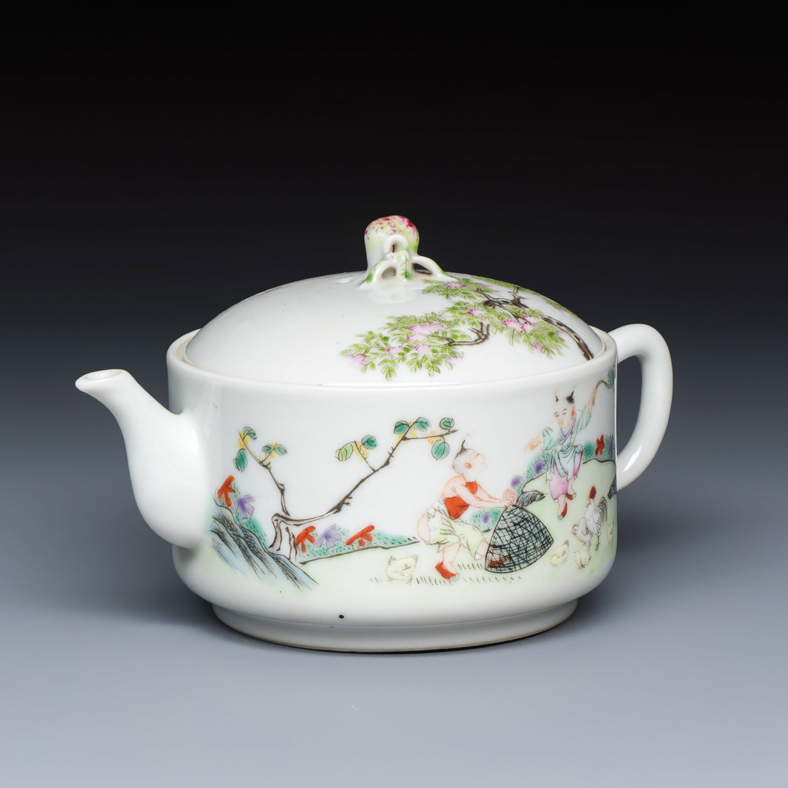 A Chinese famille rose 'Elegant Ladies and Playing Boys' teapot, Guangxu mark, Republic: A Chinese famille rose 'Elegant Ladies and Playing Boys' teapot, Guangxu mark, Republic L.: 14,1 cm - H.: 9,3 cm | incl. cover
