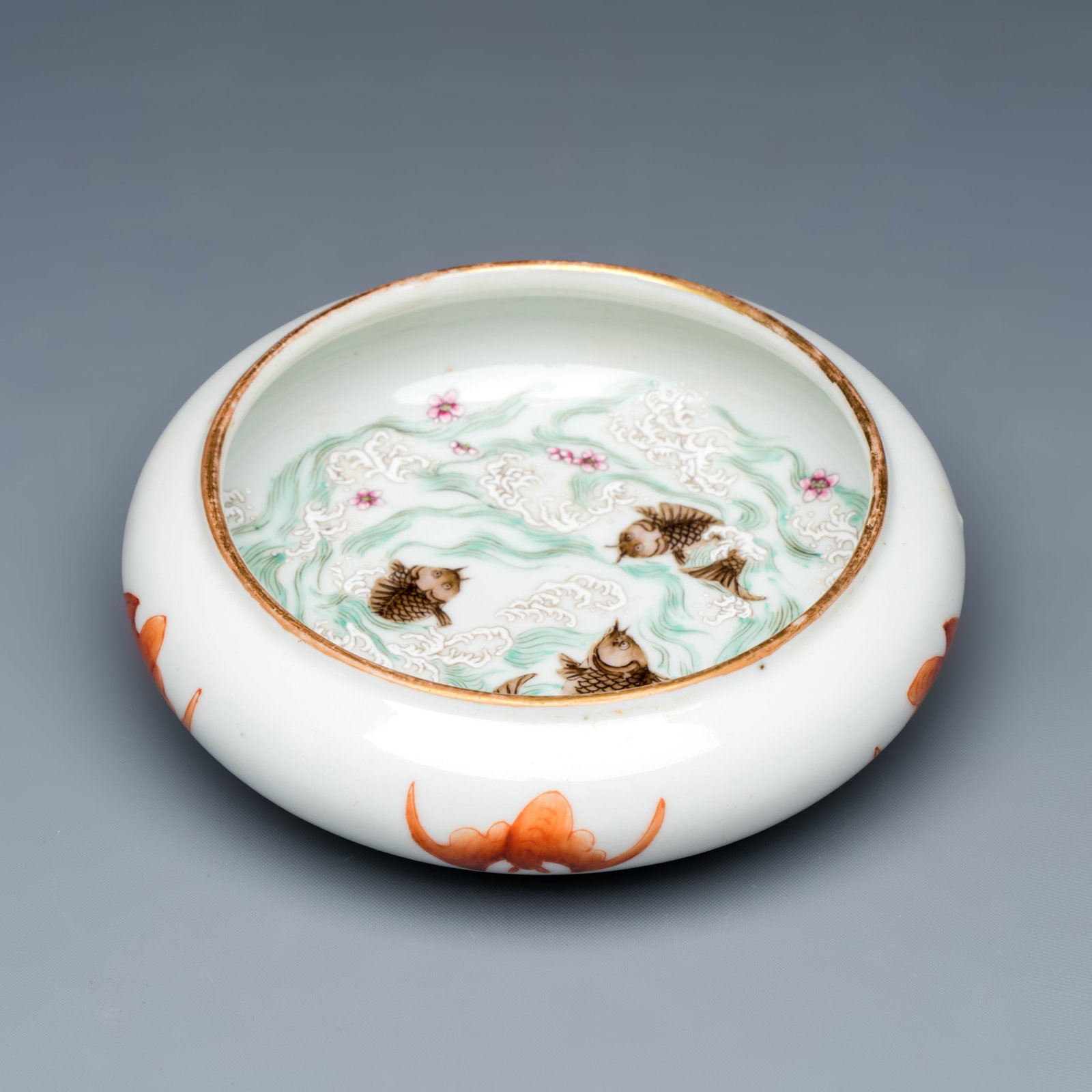 A Chinese famille rose 'Carps among Waves' brush washer, Daoguang mark, Republic: A Chinese famille rose 'Carps among Waves' brush washer, Daoguang mark, Republic Dia.: 11,9 cm - H.: 3,8 cm