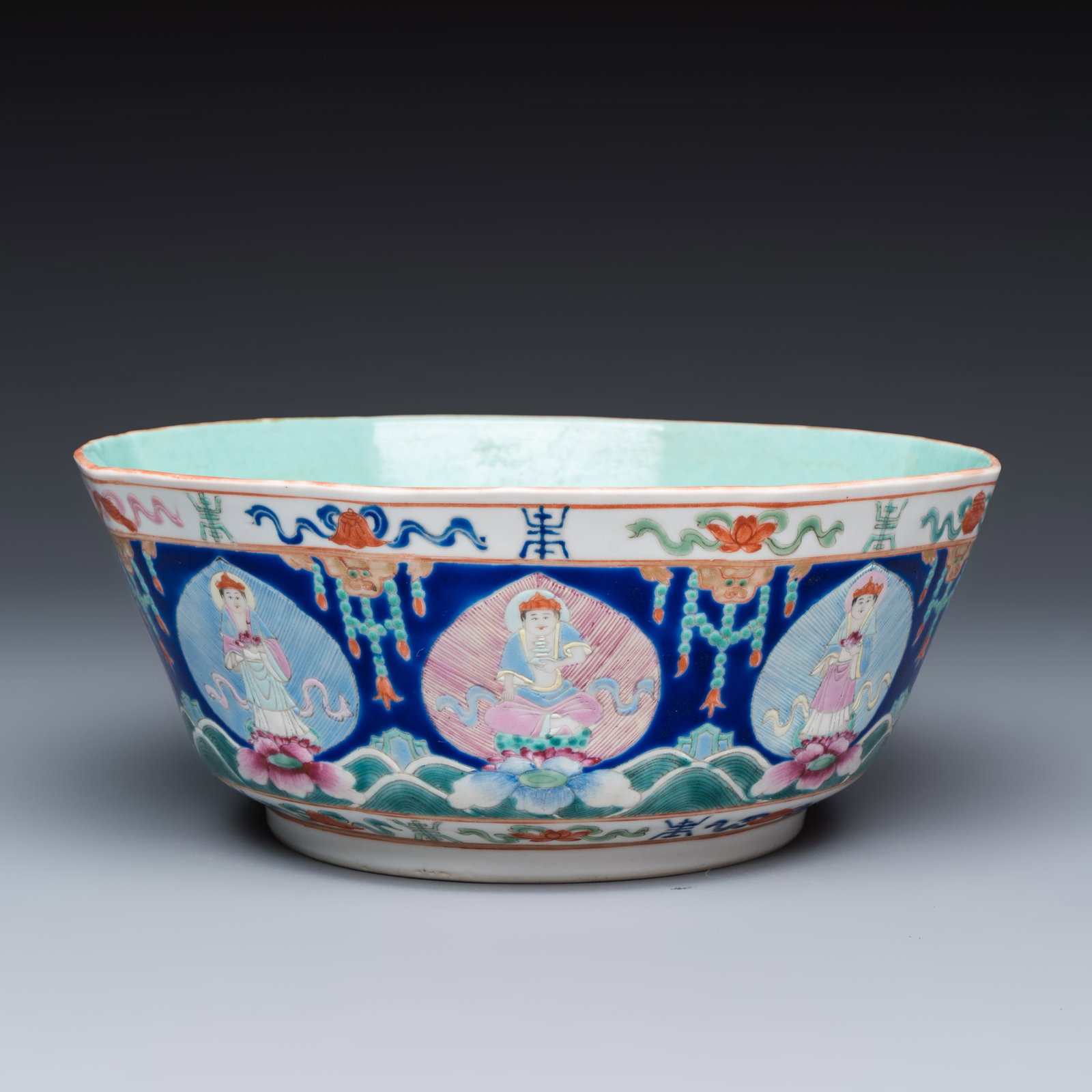 A Chinese famille rose blue-ground 'Baragon Tumed' octagonal bowl, Baragon Tumed mark, Republic: A Chinese famille rose blue-ground 'Baragon Tumed' octagonal bowl, Baragon Tumed mark, Republic Dia.: 19,9 cm - H.: 8,2 cm