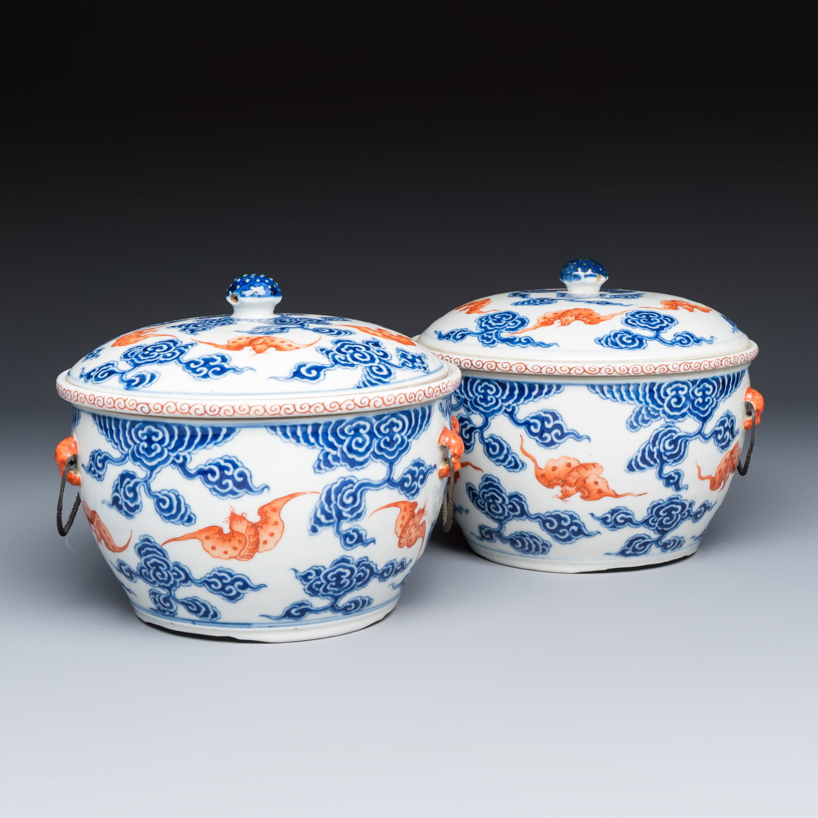 A pair of Chinese blue, white and iron-red 'Hong Fu Qi Tian' warming bowls and covers, 19th C.: A pair of Chinese blue, white and iron-red 'Hong Fu Qi Tian' warming bowls and covers, 19th C. L.: 17,6 cm - H.: 13,9 cm | incl. cover