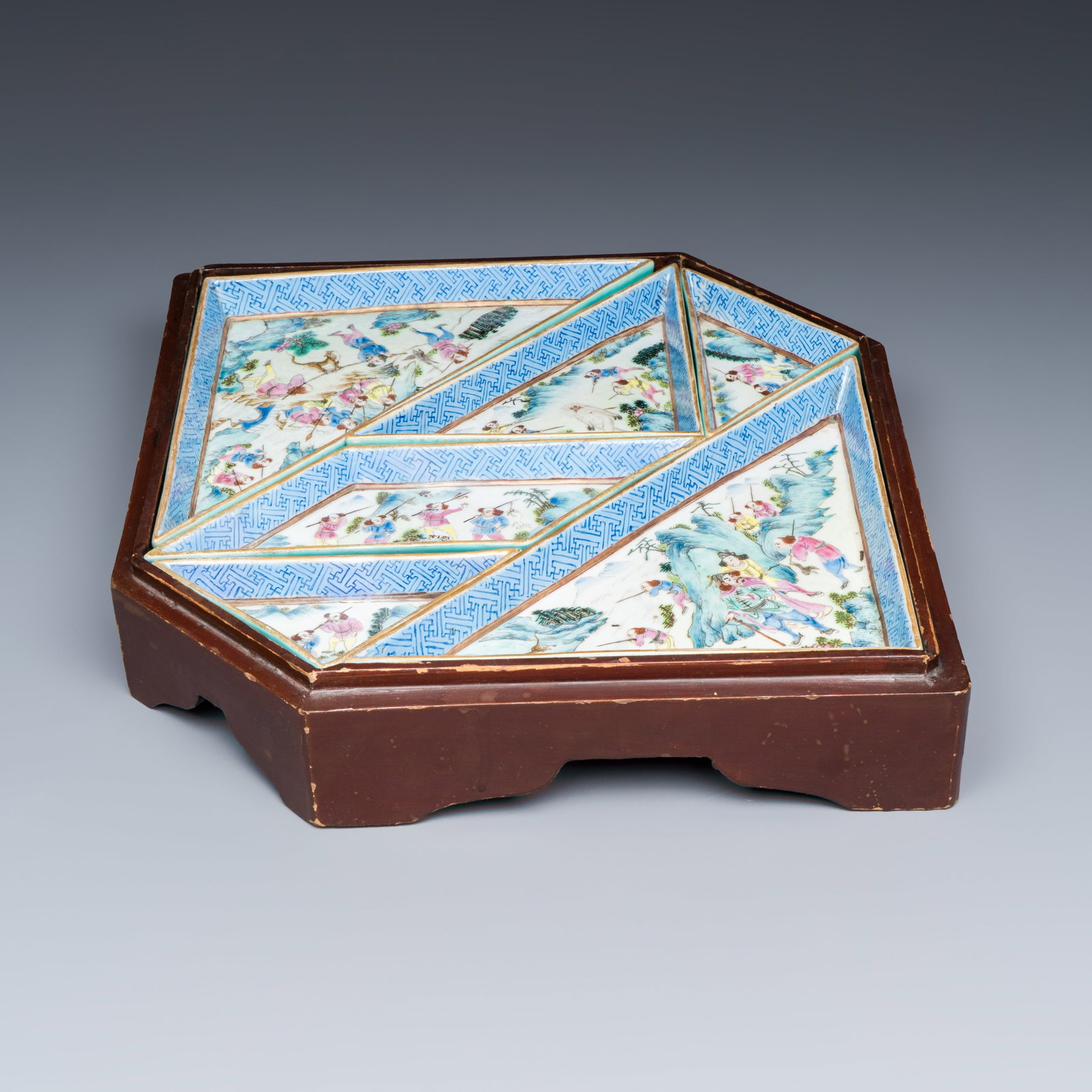 A Chinese famille rose 'Foreigners Hunting' six-piece sweetmeat set on a wooden tray, 19th C.: A Chinese famille rose 'Foreigners Hunting' six-piece sweetmeat set on a wooden tray, 19th C. Dim: 42,5 x 32,7 x 6,4 cm | the tray Dim: 27,9 x 14,1 cm | the largest dish Dim: 13,7 x 7 cm | the smalles