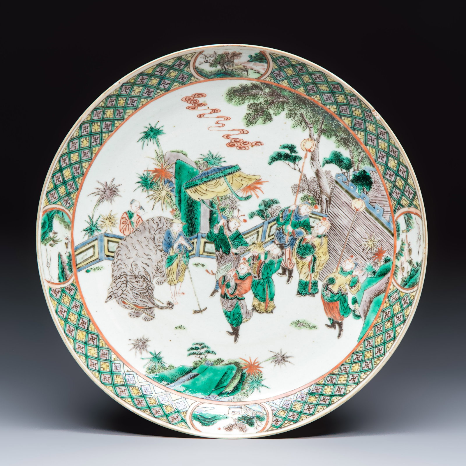 A Chinese famille verte dish with narrative design, 19th C.: A Chinese famille verte dish with narrative design, 19th C. Dia.: 36,5 cm