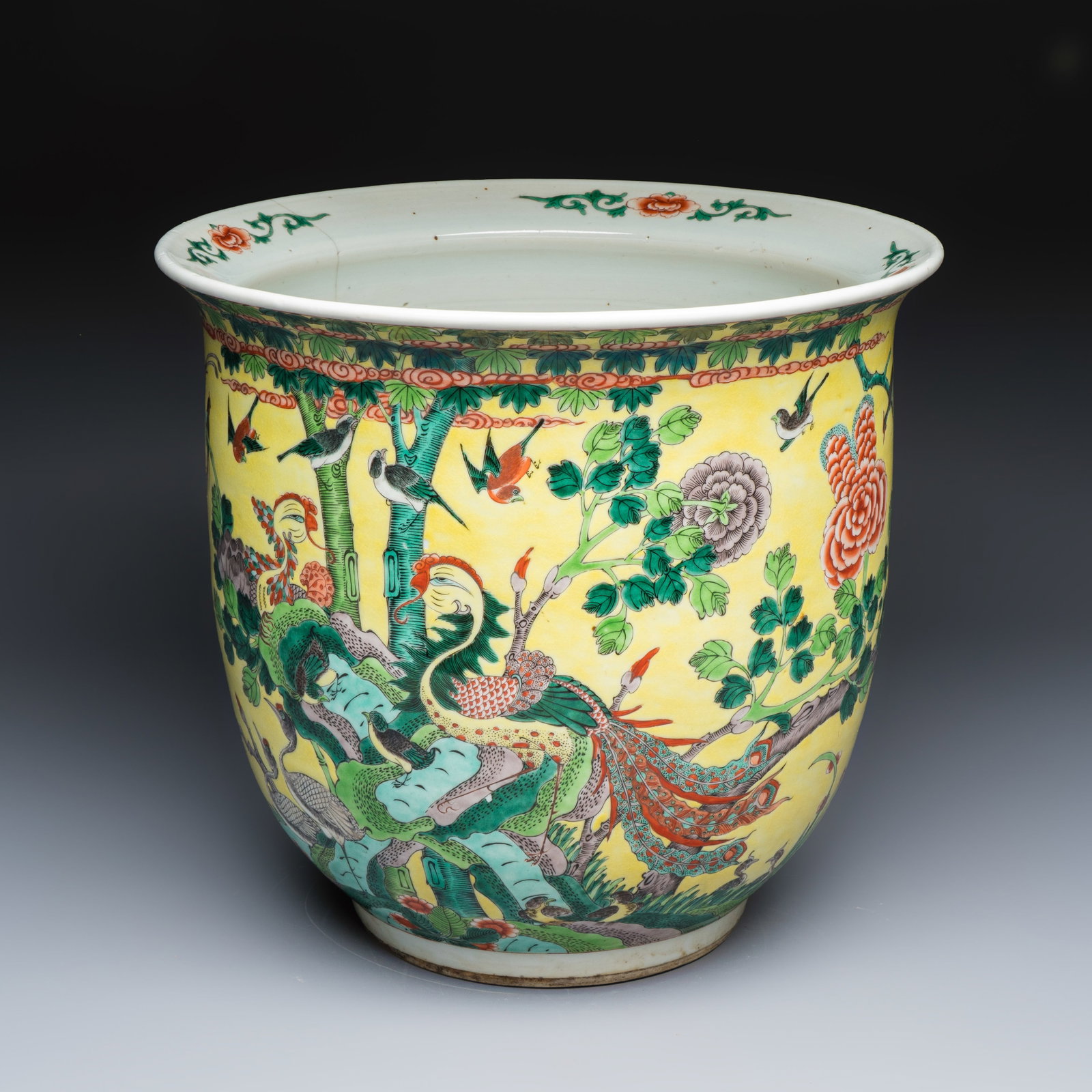 A Chinese famille verte yellow-ground 'Birds among Flowering Branches' jardiniere, 19th C.: A Chinese famille verte yellow-ground 'Birds among Flowering Branches' jardiniere, 19th C. Dia.: 36,3 cm - H.: 33,7 cm