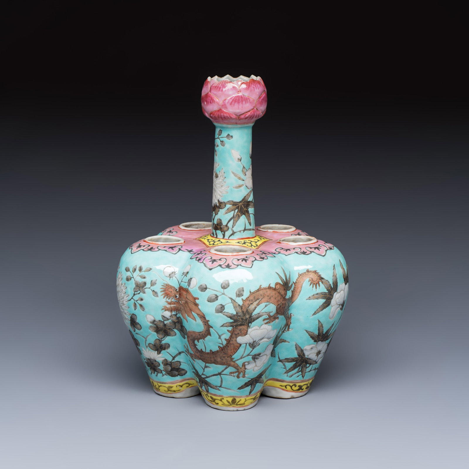 A Chinese famille rose turquoise-ground Dayazhai-style 'Dragons' vase, 19th C.: A Chinese famille rose turquoise-ground Dayazhai-style 'Dragons' vase, 19th C. H.: 15,3 cm