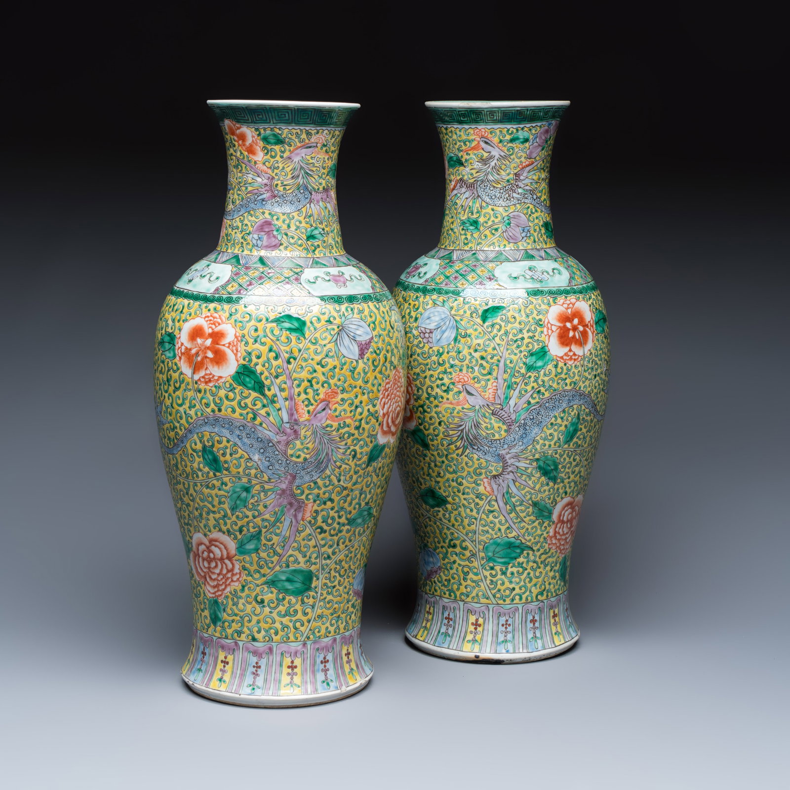 A pair of Chinese famille verte 'Phoenixes among Peonies' vases, 19th C.: A pair of Chinese famille verte 'Phoenixes among Peonies' vases, 19th C. H.: 44,8 cm