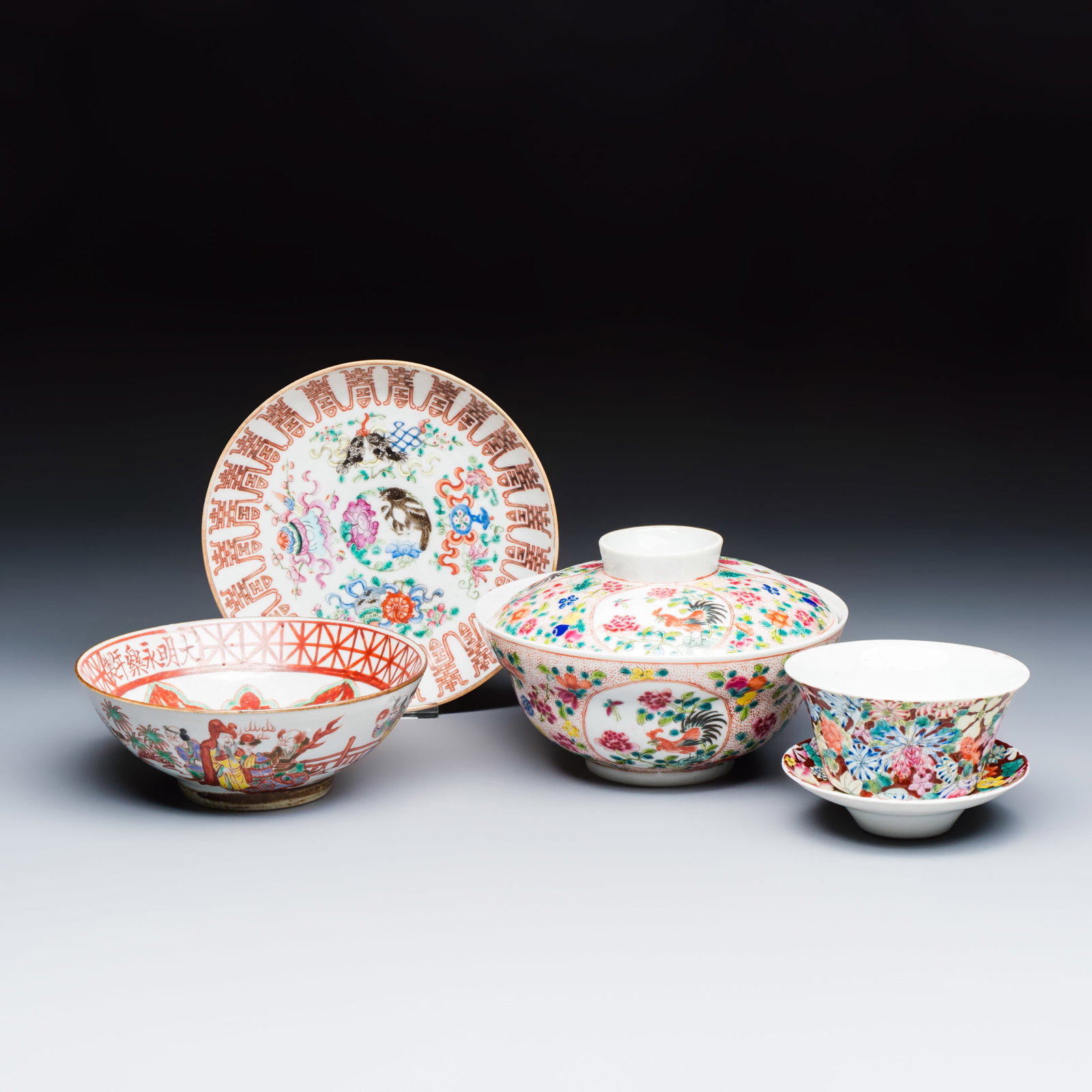 Four Chinese famille rose and polychrome-decorated wares, 19/20th C.: Four Chinese famille rose and polychrome-decorated wares, 19/20th C. Dia.: 17,3 cm - H.: 10,7 cm | the bowl, incl. cover Dia.: 17,4 cm | the plate