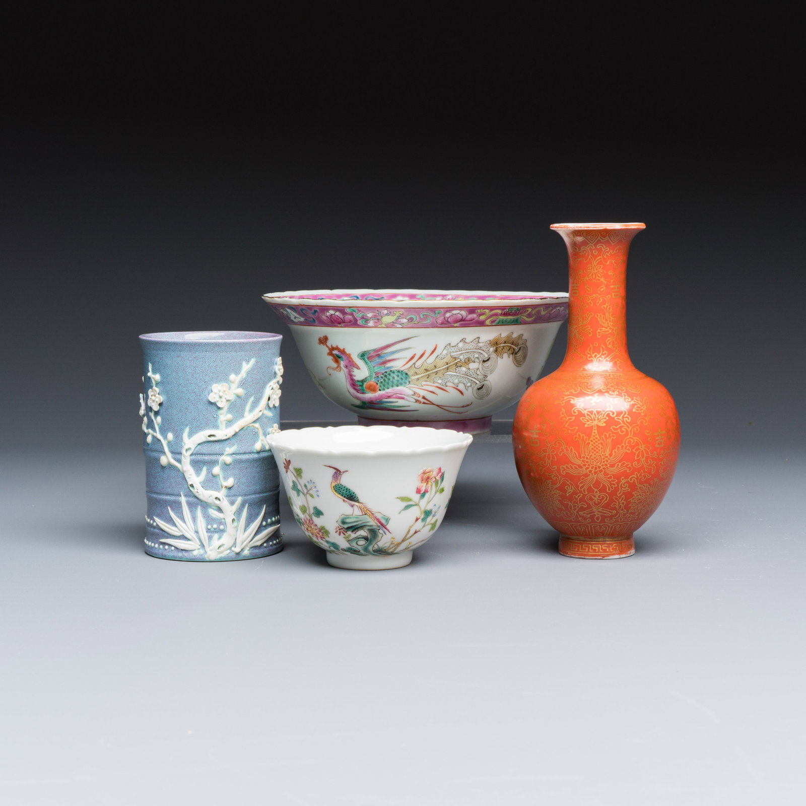 Four Chinese famille rose and monochrome wares, various marks, 19/20th C.: Four Chinese famille rose and monochrome wares, various marks, 19/20th C. Dia.: 16,5 cm - H.: 7 cm | the largest bowl Dia.: 9,5 cm - H.: 5,8 cm | the smallest bowl The cup with a Guangxu mark to the b