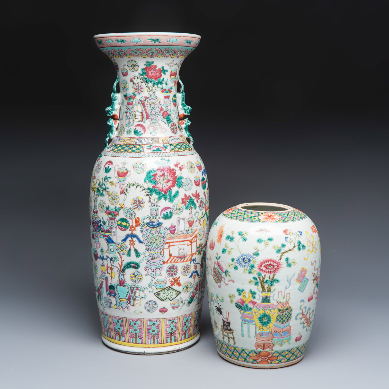 A Chinese famille rose 'Antiquities' vase and a jar, 19th C.: A Chinese famille rose 'Antiquities' vase and a jar, 19th C. H.: 60,7 cm | the tallest H.: 28,5 cm | the smallest