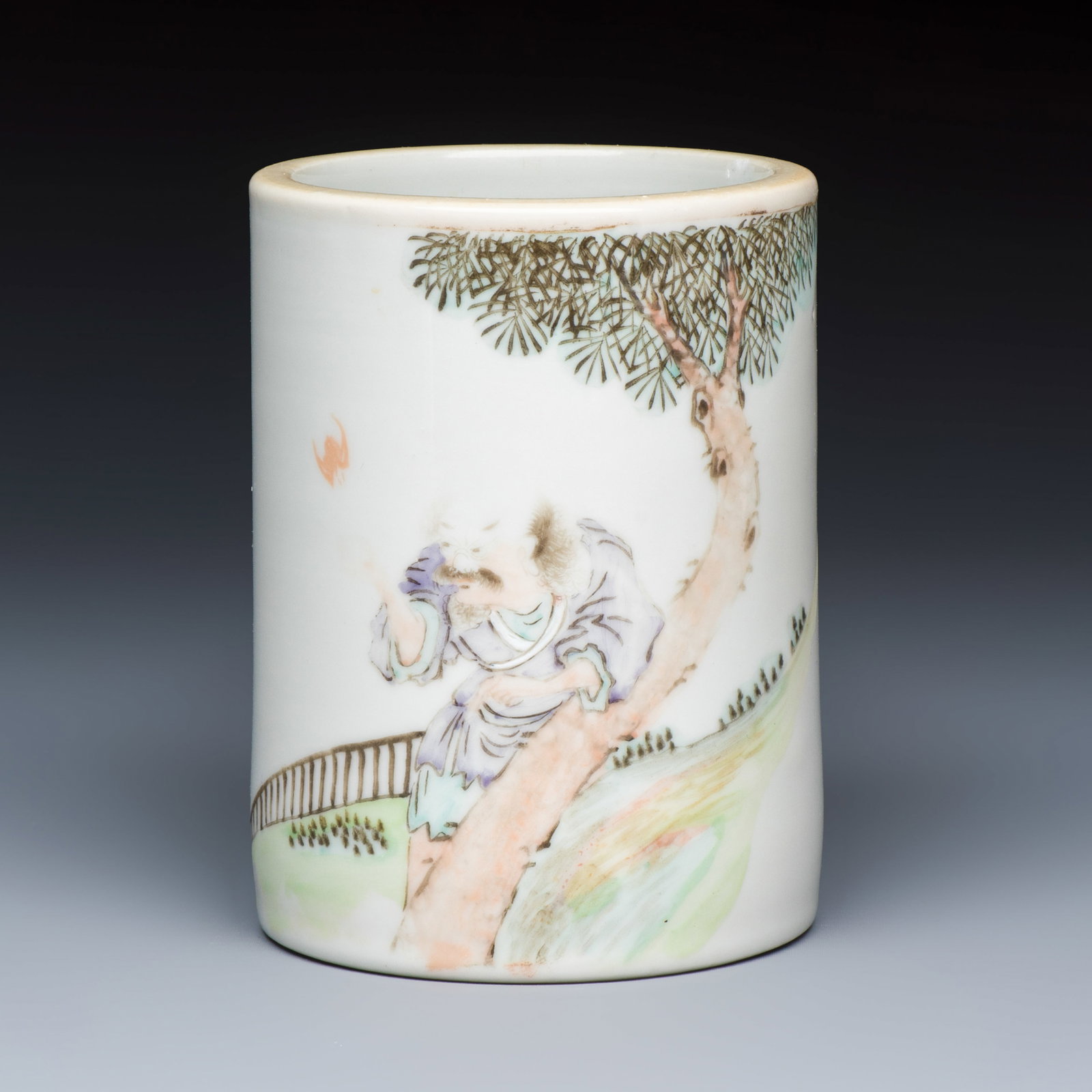 A Chinese qianjiang cai brushpot with figural design, signed Qi Ming, dated 1888: A Chinese qianjiang cai brushpot with figural design, signed Qi Ming, dated 1888 Dia.: 8,3 cm - H.: 11,3 cm