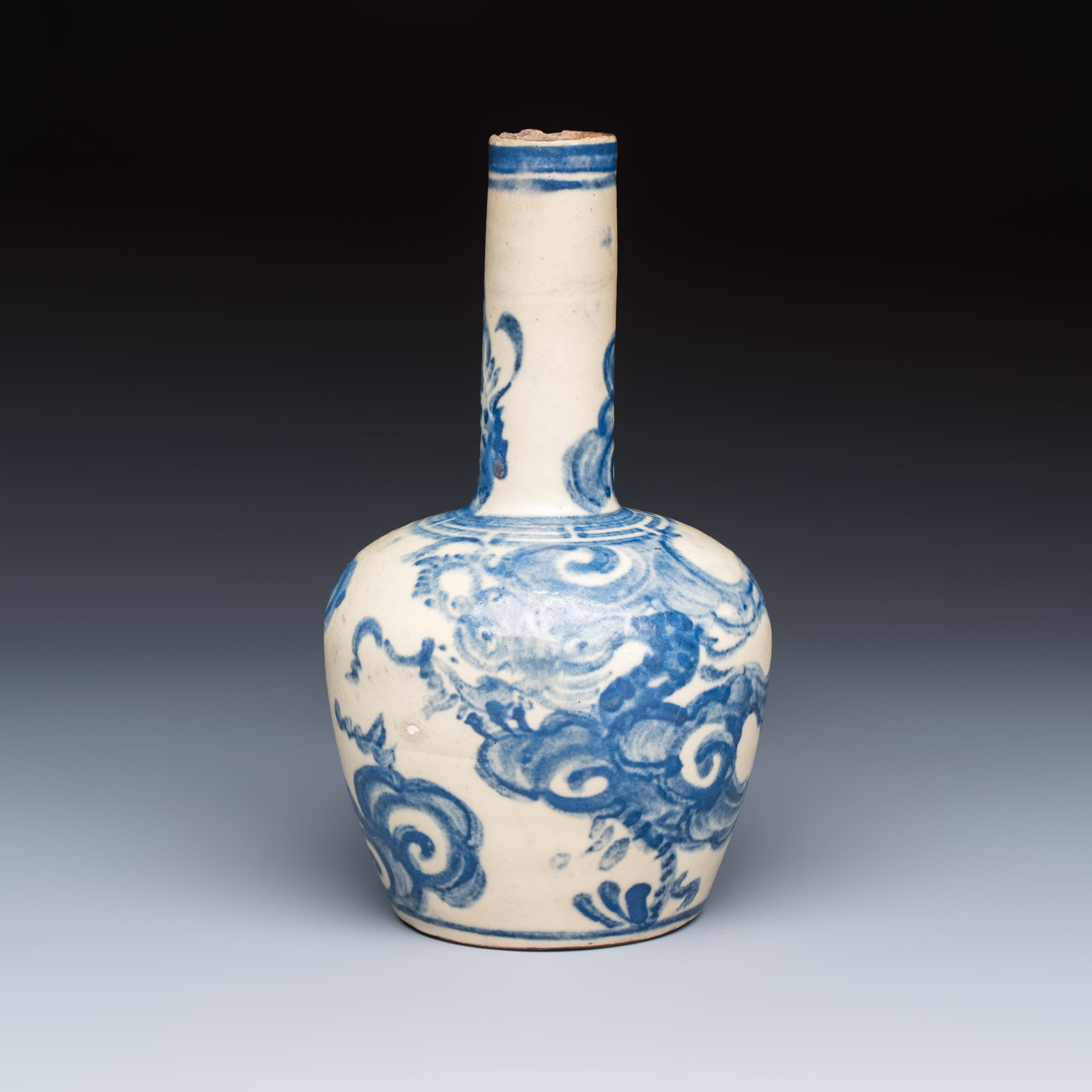 A Vietnamese blue and white 'Dragon' vase, 19th C.: A Vietnamese blue and white 'Dragon' vase, 19th C. H.: 20,1 cm