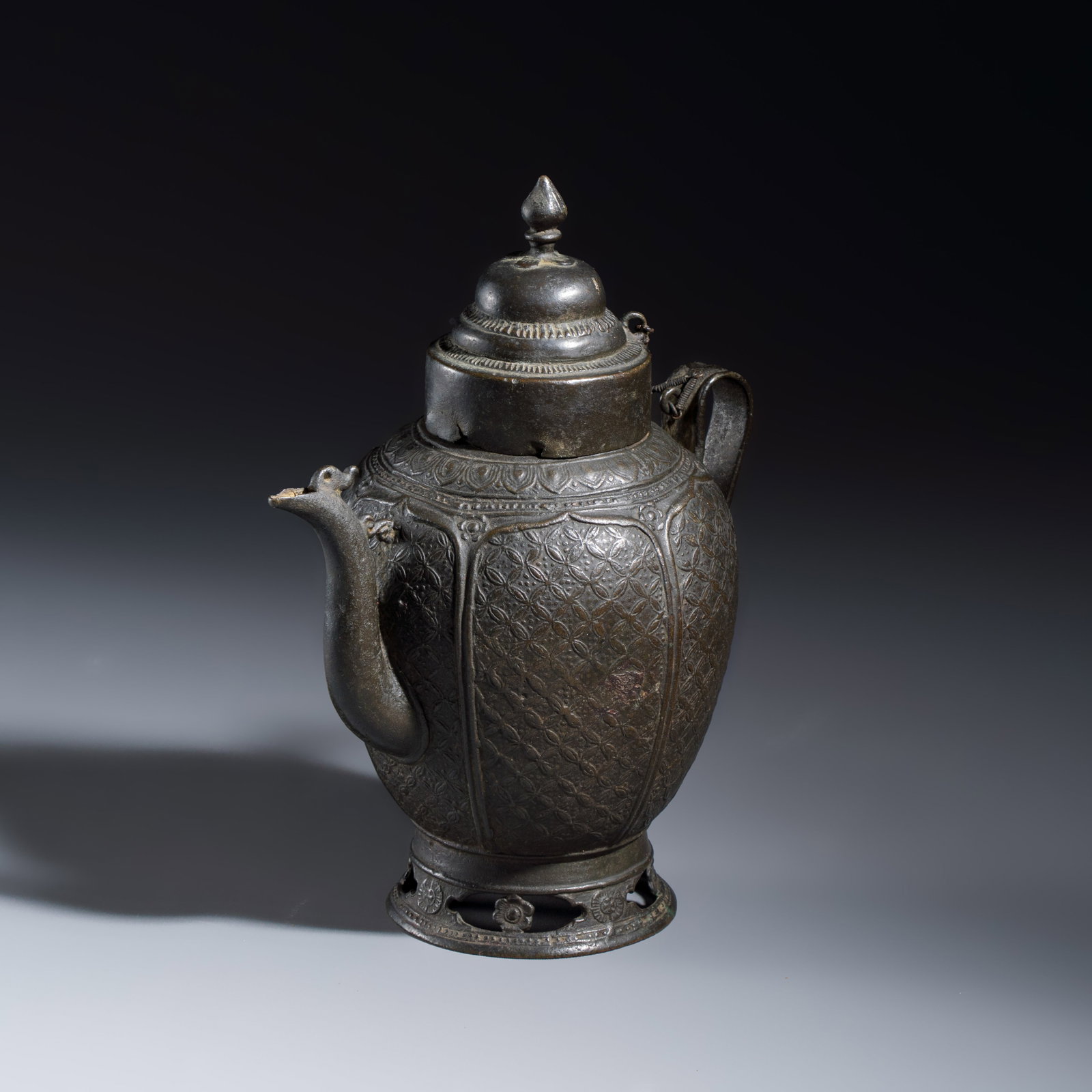 A Vietnamese bronze ewer and cover, 15/16th C.: A Vietnamese bronze ewer and cover, 15/16th C. L.: 17,2 cm - H.: 21,7 cm | incl. cover Weight: 737 grams Ref.: Ferenc Hopp Museum of Asiatic Arts, Budapest, Accession number 61.380.1-2 for a comparabl