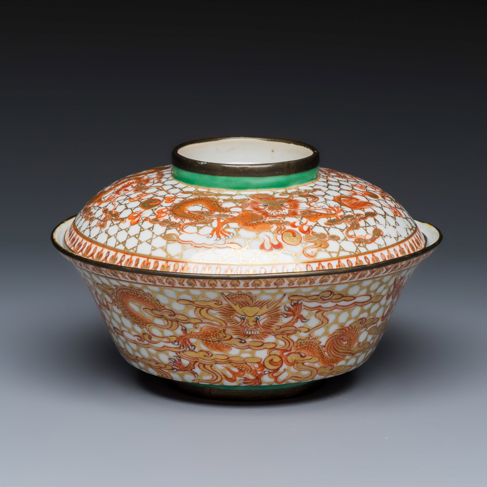 A Chinese Bencharong 'Dragons' bowl and cover for the Thai market, 19th C.: A Chinese Bencharong 'Dragons' bowl and cover for the Thai market, 19th C. Dia.: 20,5 cm - H.: 12,6 cm | incl. cover