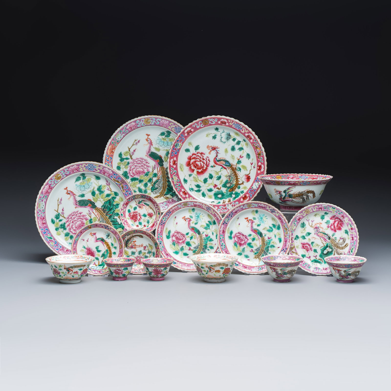 16 Chinese famille rose wares for the Straits or Peranakan market, 19th C.: 16 Chinese famille rose wares for the Straits or Peranakan market, 19th C. Dia.: 16,1 cm - H.: 7,1 cm | the bowl Dia.: 6,8 cm - H.: 3,9 cm | the smallest cup Dia.: 22,4 cm | the largest plate