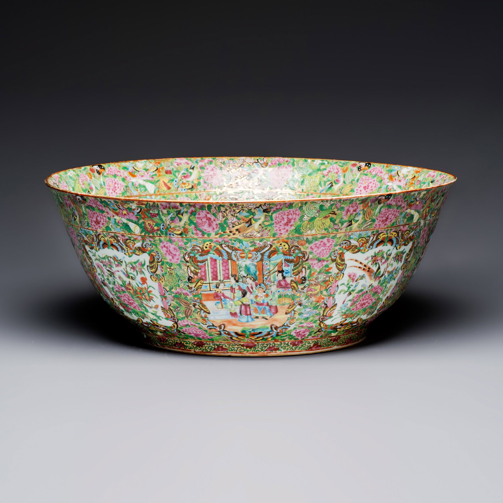 A massive Chinese Canton export famille rose punch bowl with narrative design, 19th C.: A massive Chinese Canton export famille rose punch bowl with narrative design, 19th C. Dia.: 57,5 cm - H.: 23 cm