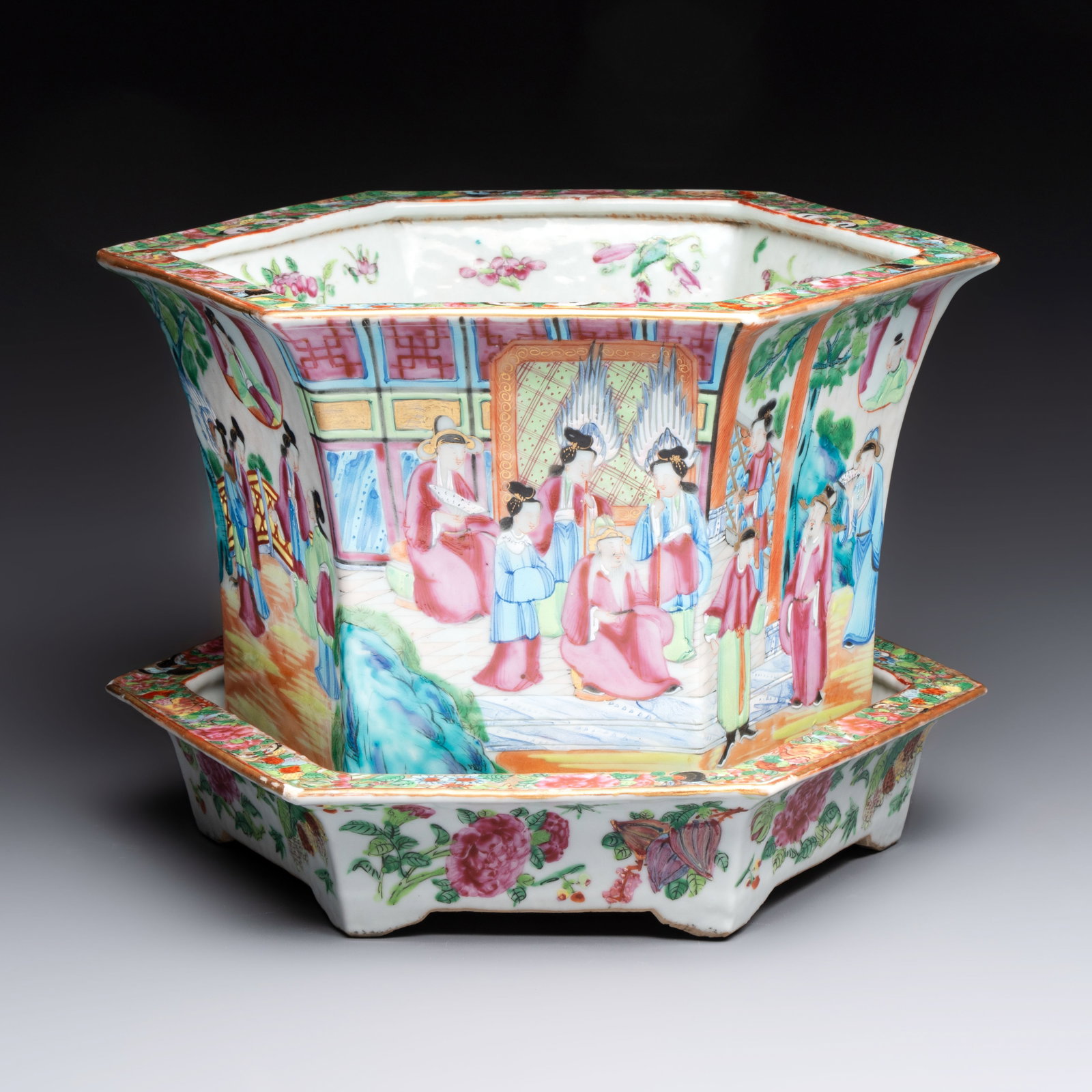 A Chinese Canton famille rose hexagonal planter and stand with narrative design, 19th C.: A Chinese Canton famille rose hexagonal planter and stand with narrative design, 19th C. L.: 28 cm - H.: 19,5 cm | the jardiniere incl. stand L.: 28 cm - H.: 18 cm | the jardiniere excl. stand