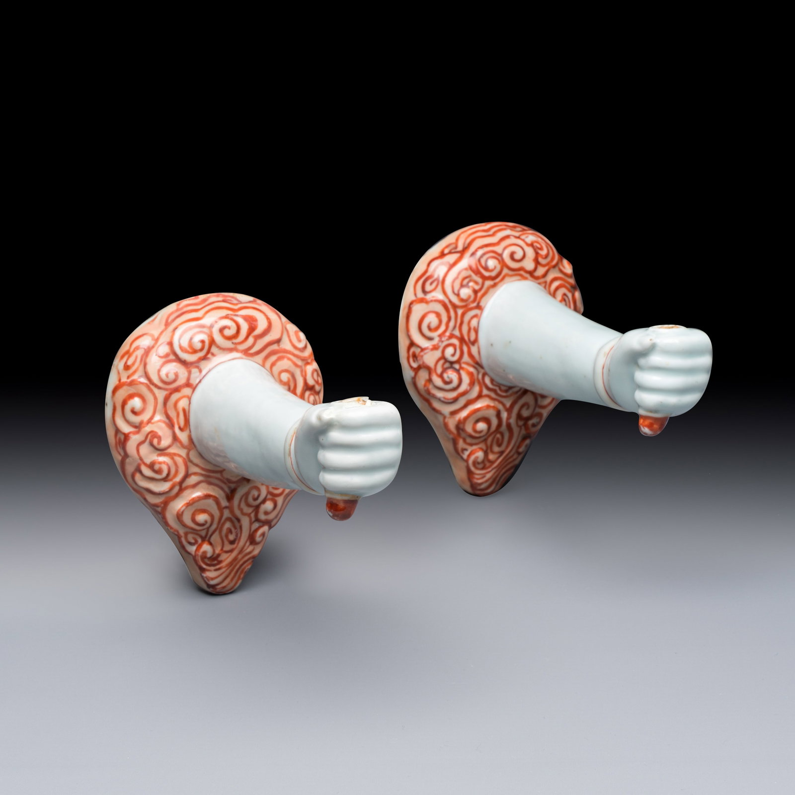 A pair of Chinese iron-red and gilt-decorated wall sconces in the shape of an arm, 18/19th C.: A pair of Chinese iron-red and gilt-decorated wall sconces in the shape of an arm, 18/19th C. Dim: 17,1 x 9,8 x 12,7 cm Provenance: A Spanish private collection. Acquired from Sotheby's, one bearing a
