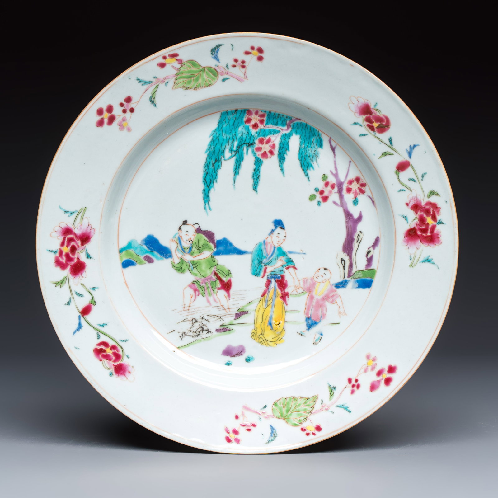 A Chinese famille rose 'Fisherman, Lady and Child' plate, Yongzheng/Qianlong: A Chinese famille rose 'Fisherman, Lady and Child' plate, Yongzheng/Qianlong Dia.: 22,7 cm