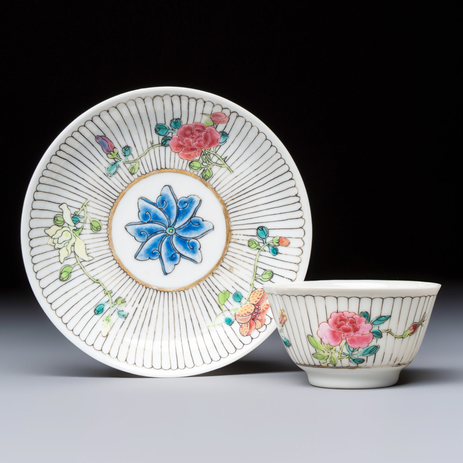 A Chinese famille rose tea bowl and saucer with floral design, Yongzheng: A Chinese famille rose tea bowl and saucer with floral design, Yongzheng Dia.: 11,4 cm | the saucer Dia.: 6,6 cm - H.: 3,8 cm | the teabowl Ref.: Rob Michiels Auctions, 13 March 2021, lot 595 for an i