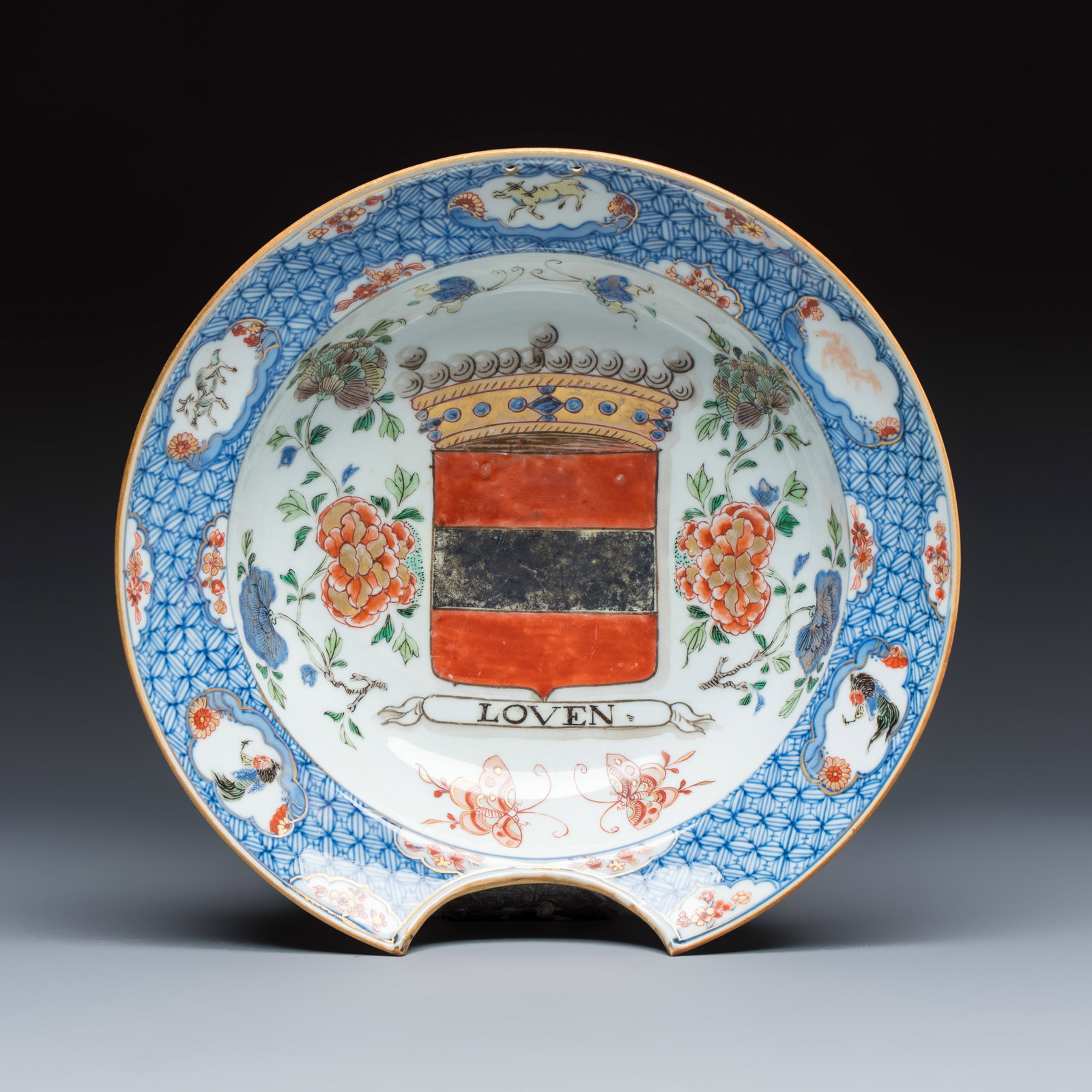 A Chinese verte-Imari 'Provinces' shaving bowl with the arms of Loven, Kangxi, ca. 1720: A Chinese verte-Imari 'Provinces' shaving bowl with the arms of Loven, Kangxi, ca. 1720 Dia.: 27,1 cm - H.: 7,8 cm