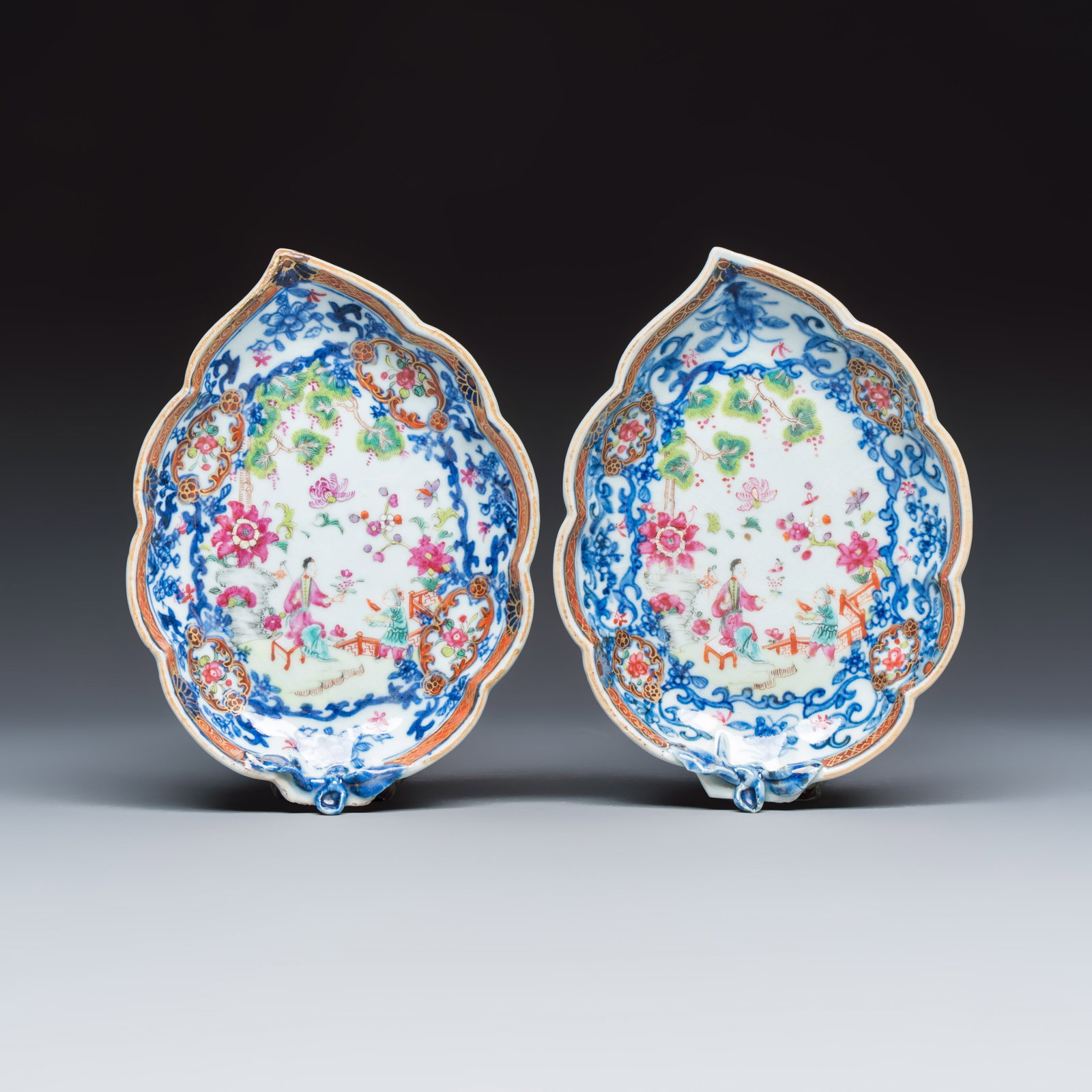A pair of Chinese famille rose leaf-shaped saucers with figural design, Qianlong: A pair of Chinese famille rose leaf-shaped saucers with figural design, Qianlong Dim: 18,8 x 13,7 cm