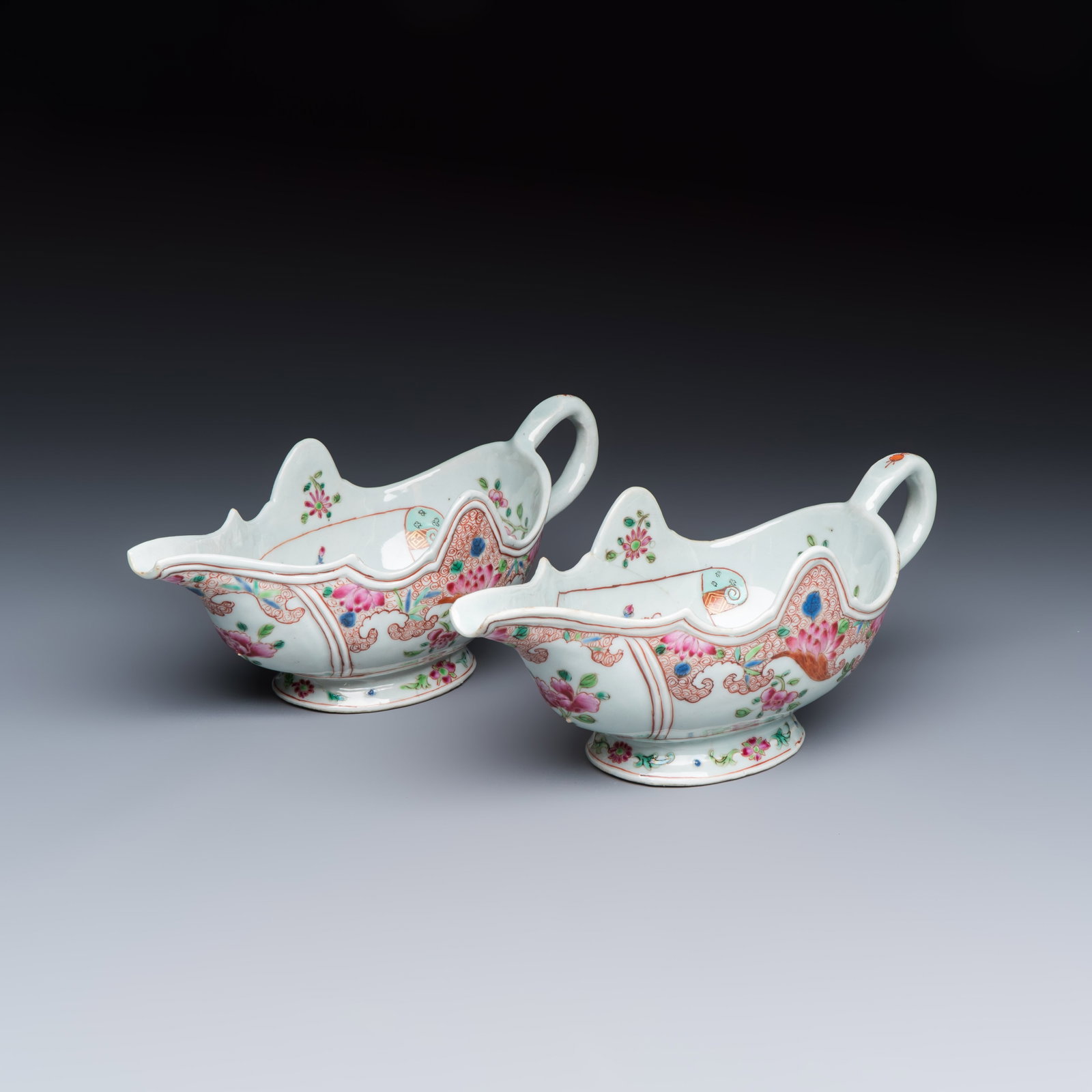 A pair of Chinese famille rose sauceboats with floral scroll design, Qianlong: A pair of Chinese famille rose sauceboats with floral scroll design, Qianlong Dim: 24,5 x 10,2 x 10,2 cm