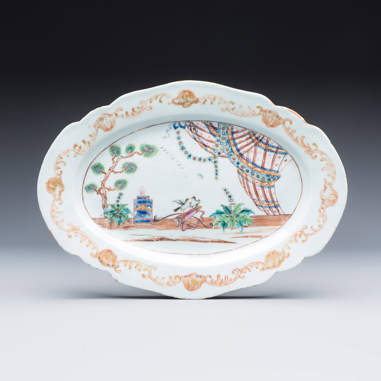 A Chinese famille rose ‘Valentine Pattern’ oval dish, Qianlong period, ca. 1750: A Chinese famille rose ‘Valentine Pattern’ oval dish, Qianlong period, ca. 1750 Dim: 23,1 x 32,1 cm Ref.: Christie’s New York, 29 Jan. - 3 Feb. 2010, lot 100, a related Chinese famille rose oval