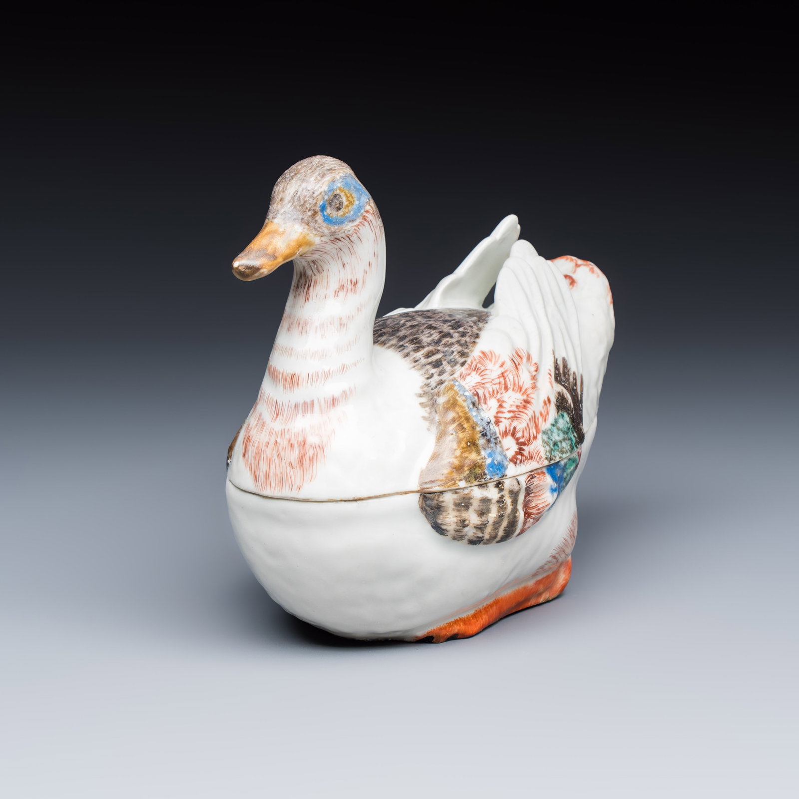 A Chinese famille rose duck-shaped tureen and cover, Qianlong: A Chinese famille rose duck-shaped tureen and cover, Qianlong Dim: 17,5 x 9,9 x 14,5 cm