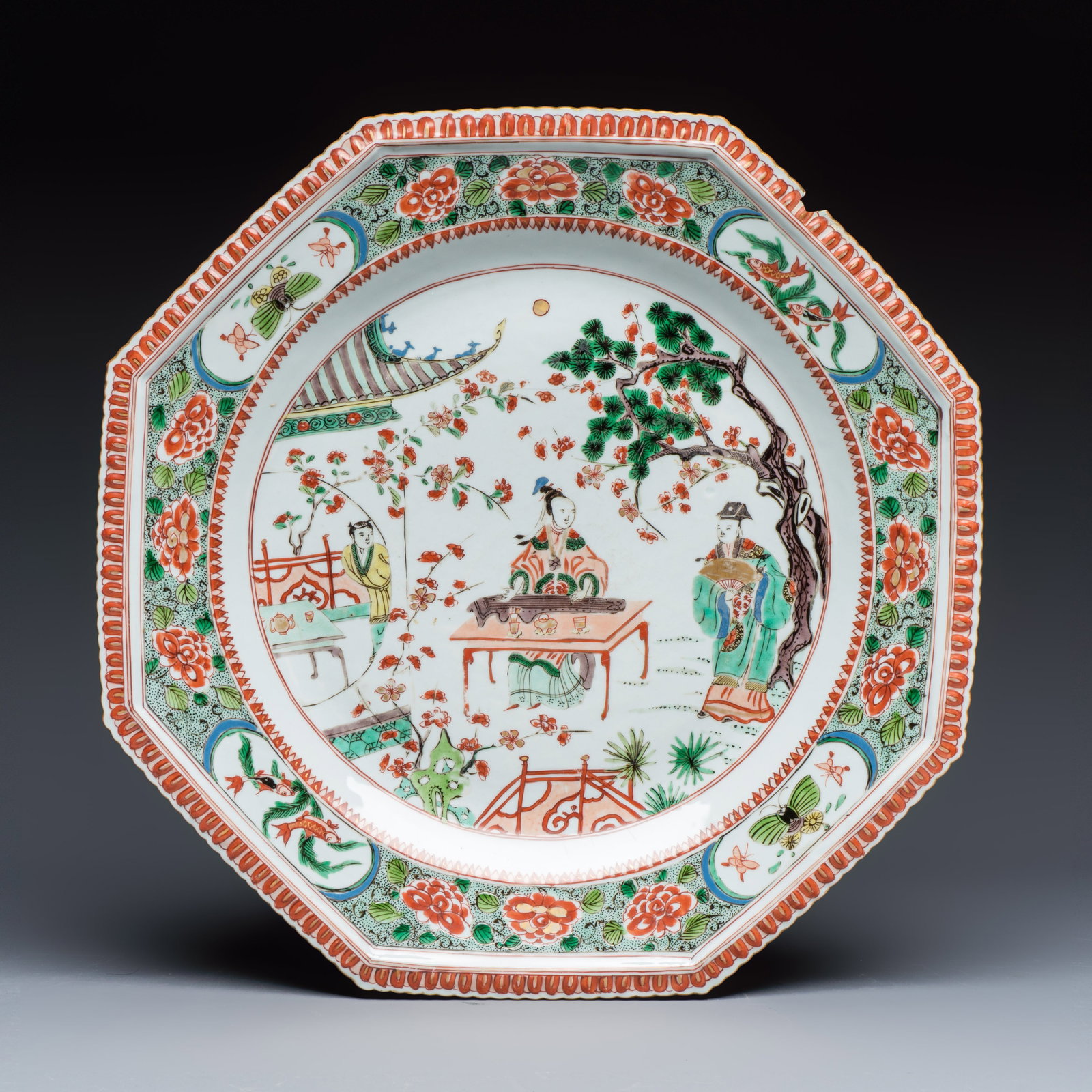 An unusual large octagonal Chinese famille verte dish with a lady playing the qin, Kangxi: An unusual large octagonal Chinese famille verte dish with a lady playing the qin, Kangxi Dia.: 42,8 cm Provenance: A French private collection.