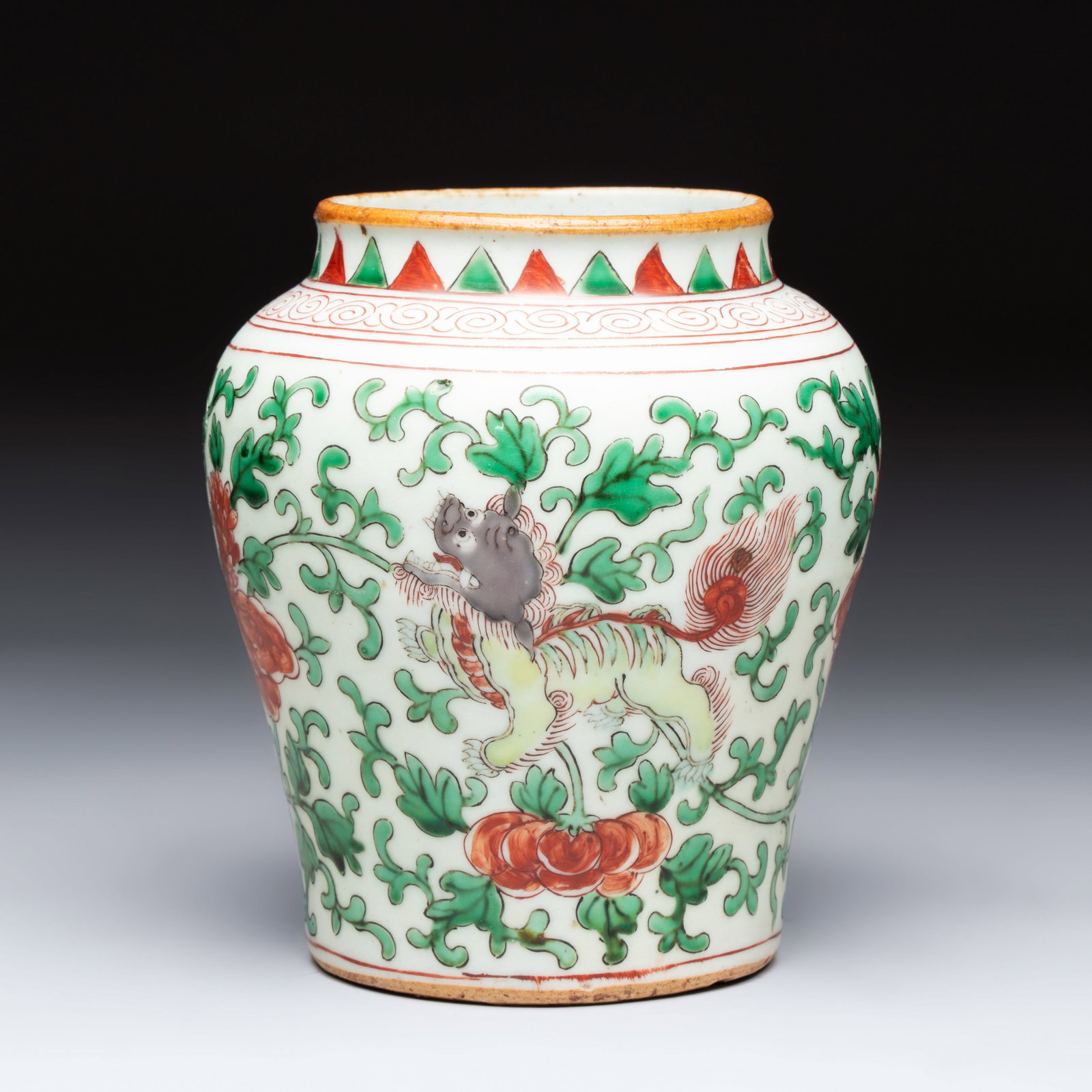 A small Chinese wucai 'Buddhist Lions and Peony Scrolls' jar, Transitional period: A small Chinese wucai 'Buddhist Lions and Peony Scrolls' jar, Transitional period H.: 14,2 cm