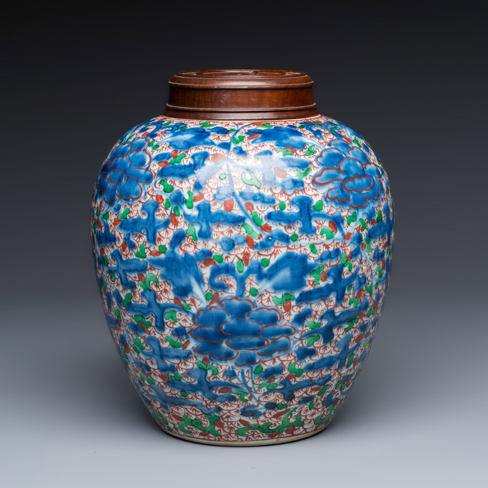 A Chinese wucai 'Peony Scroll' jar, Transitional period: A Chinese wucai 'Peony Scroll' jar, Transitional period H.: 24,2 cm | incl. cover H.: 22,9 cm | excl. cover