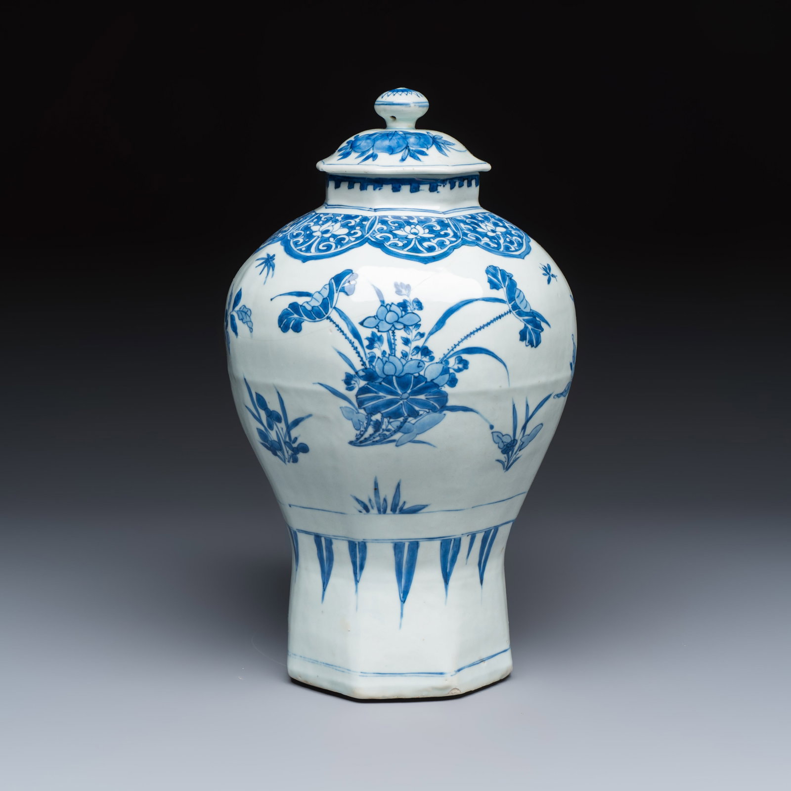 A Chinese blue and white covered vase with floral design, Transitional period (1 of 7)