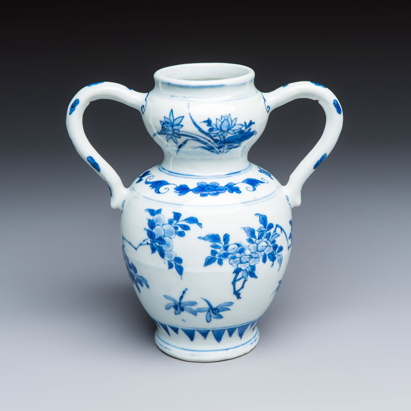 A Chinese blue and white double-handled vase with floral design, Transitional period (1 of 7)
