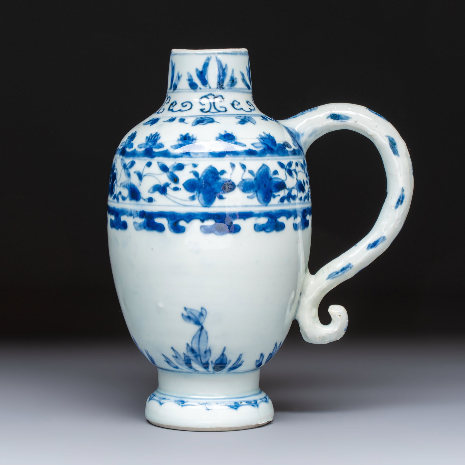 A Chinese blue and white jug with floral design, Transitional period (1 of 6)
