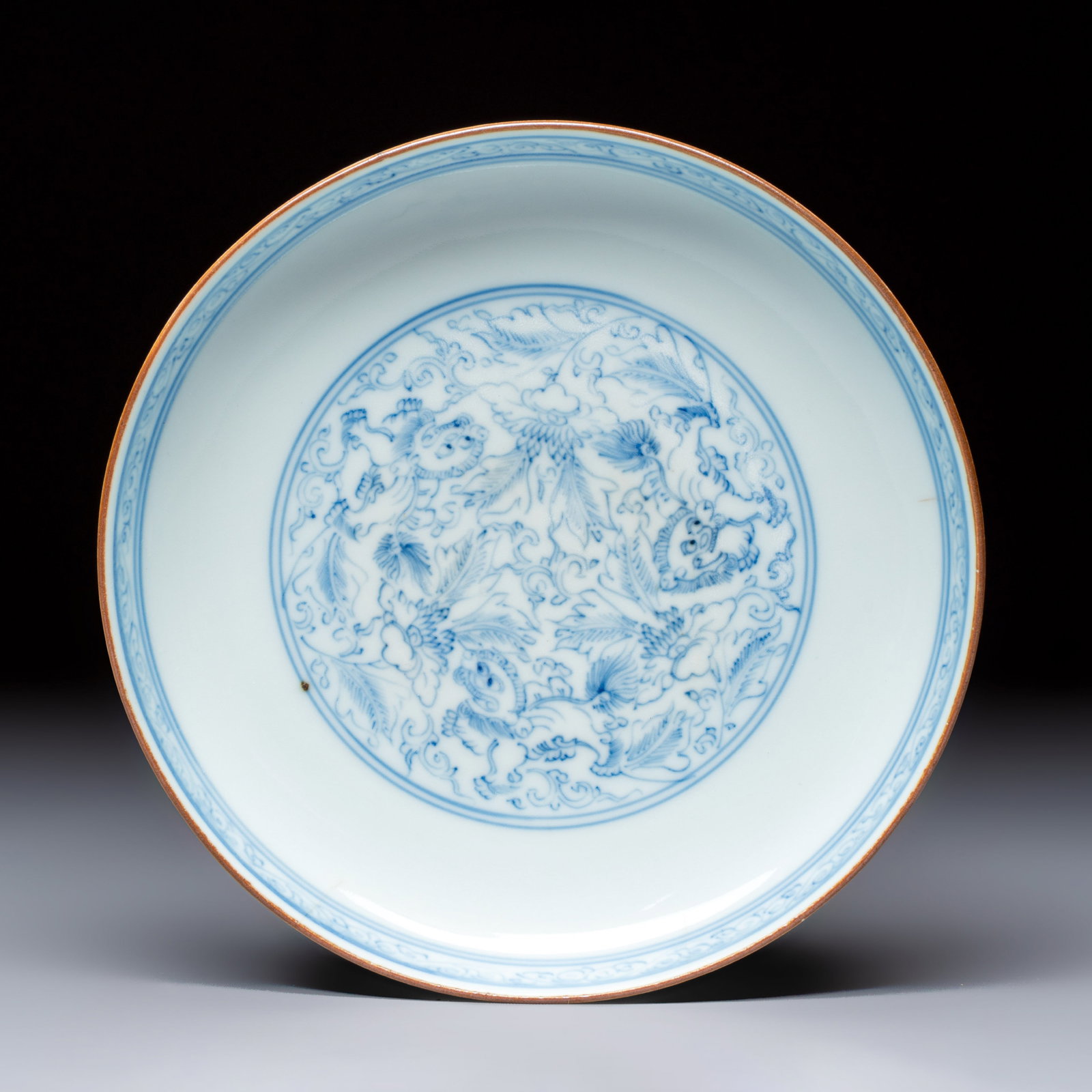 A Chinese blue and white pencil-style 'Buddhist Lions' plate, Chenghua mark, Shunzhi/Kangxi: A Chinese blue and white pencil-style 'Buddhist Lions' plate, Chenghua mark, Shunzhi/Kangxi Dia.: 16,7 cm