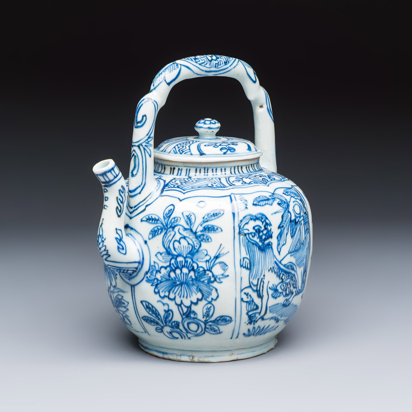 A Chinese blue and white 'Buddhist Lion' wine pot and cover, Wanli: A Chinese blue and white 'Buddhist Lion' wine pot and cover, Wanli L.: 17 cm - H.: 20,5 cm