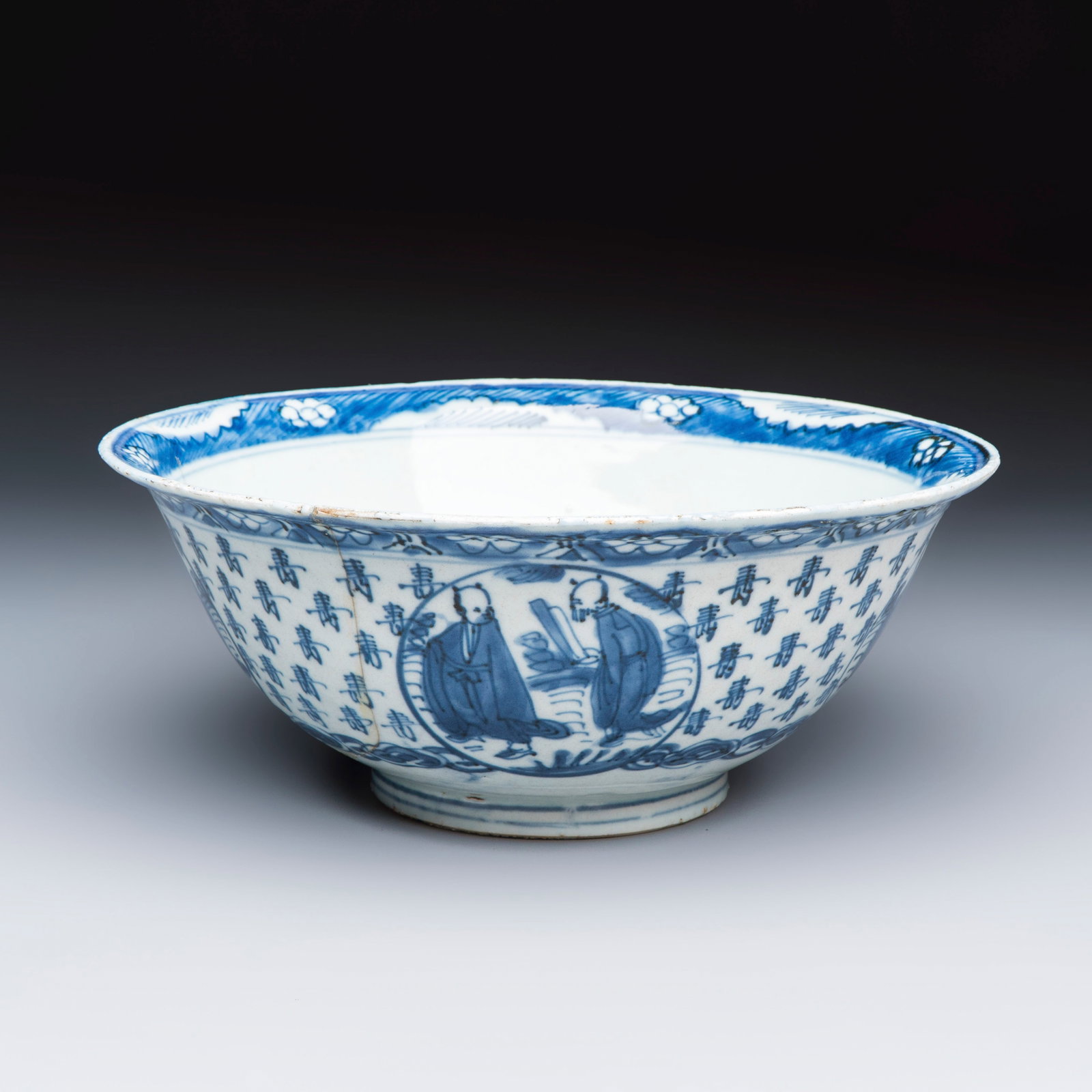 A Chinese blue and white 'Shoulao and Eight Immortals' bowl, late Ming: A Chinese blue and white 'Shoulao and Eight Immortals' bowl, late Ming Dia.: 22,7 cm - H.: 9,5 cm