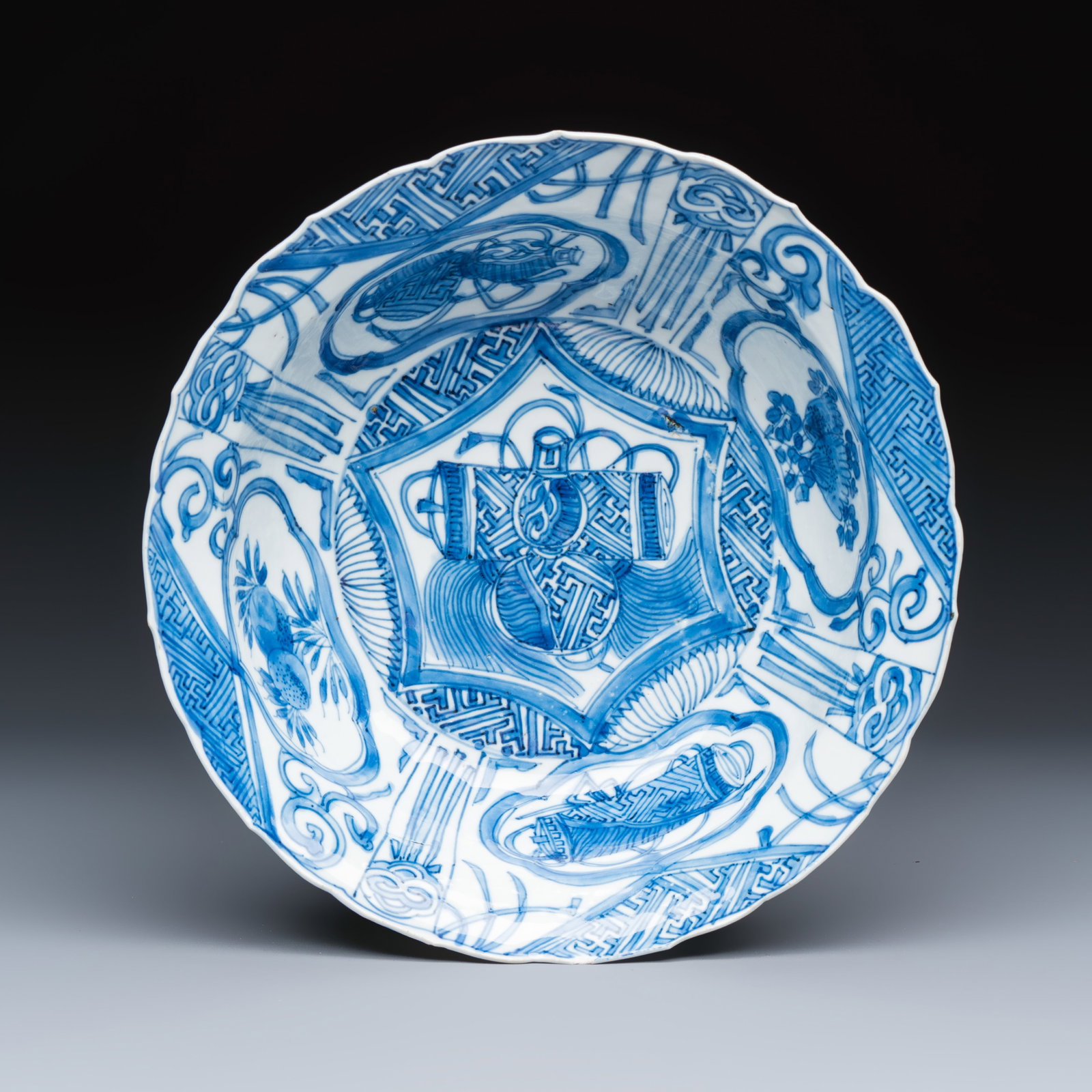 A Chinese blue and white 'Klapmuts' bowl, Wanli: A Chinese blue and white 'Klapmuts' bowl, Wanli Dia.: 21 cm - H.: 6,5 cm Provenance: Marc Michot, Bruges, with their label to the reverse.