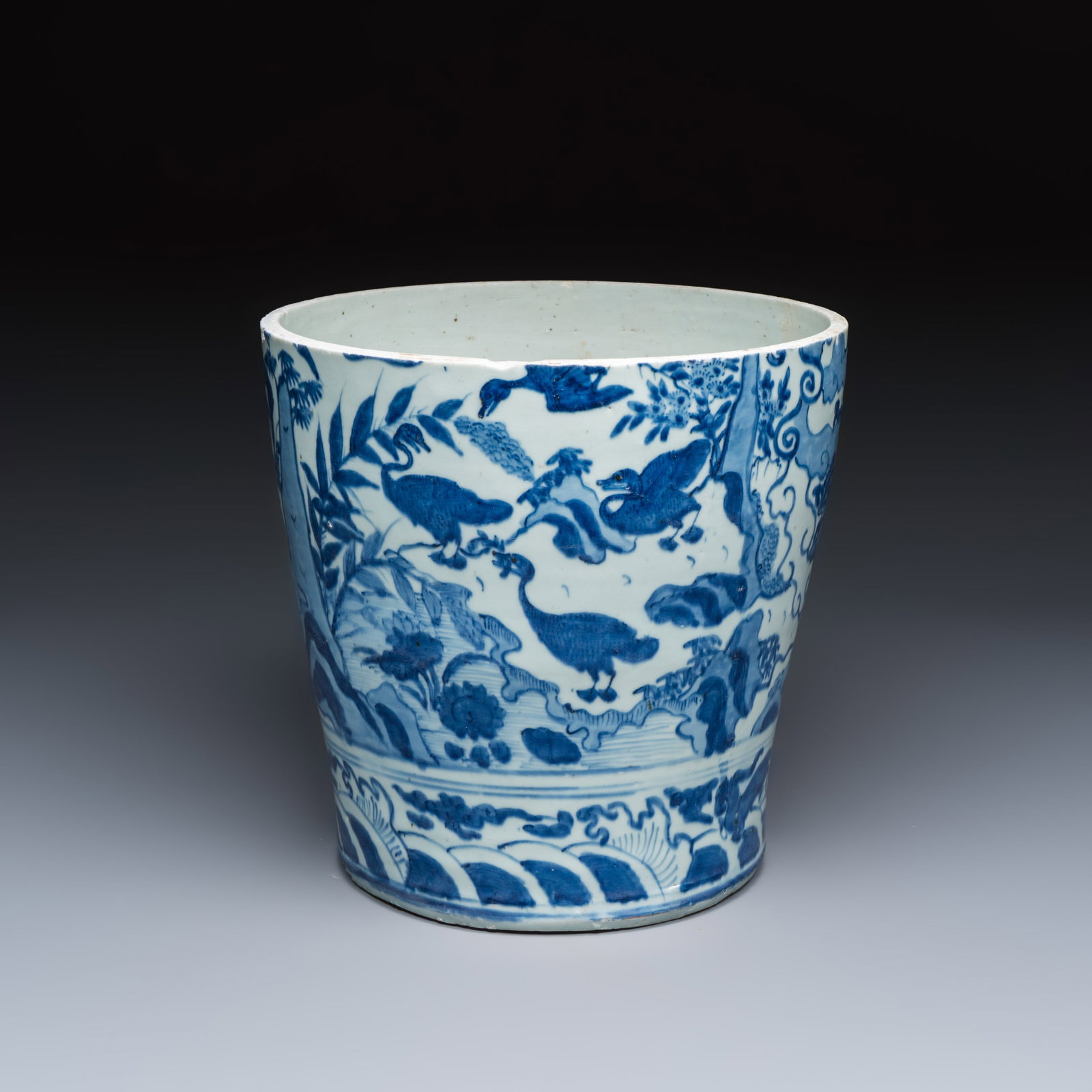 A Chinese blue and white vessel with geese in a landscape, Wanli: A Chinese blue and white vessel with geese in a landscape, Wanli Dia.: 26,9 cm - H.: 26,4 cm