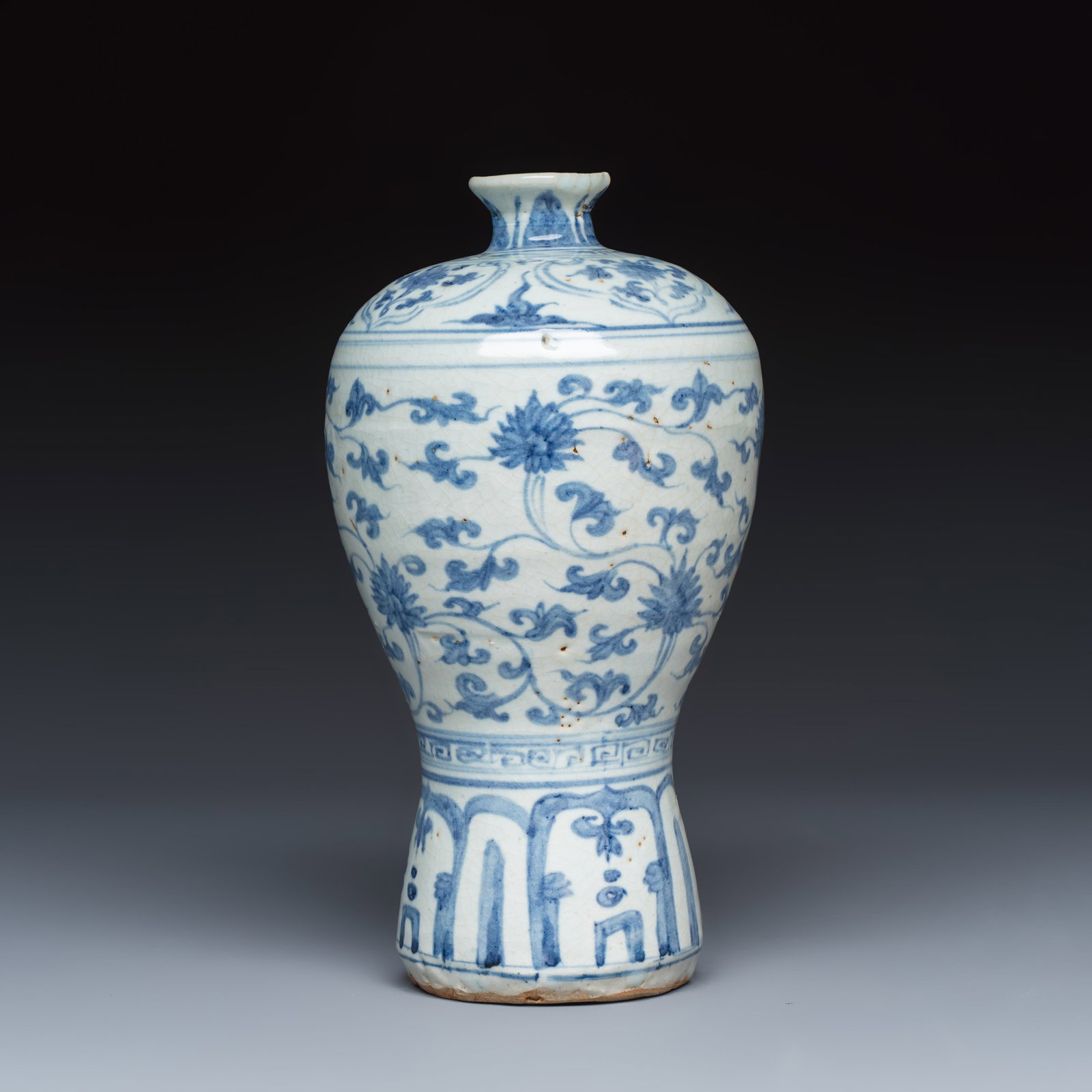 A Chinese blue and white 'Meiping' vase with lotus scrolls, Ming: A Chinese blue and white 'Meiping' vase with lotus scrolls, Ming H.: 25,3 cm