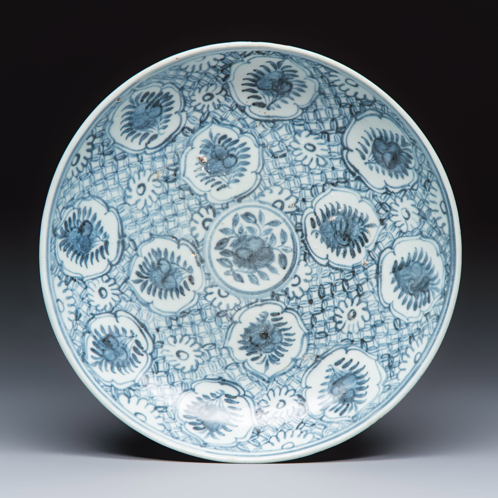 A Chinese blue and white dish with floral design, Hongzhi: A Chinese blue and white dish with floral design, Hongzhi Dia.: 31,9 cm