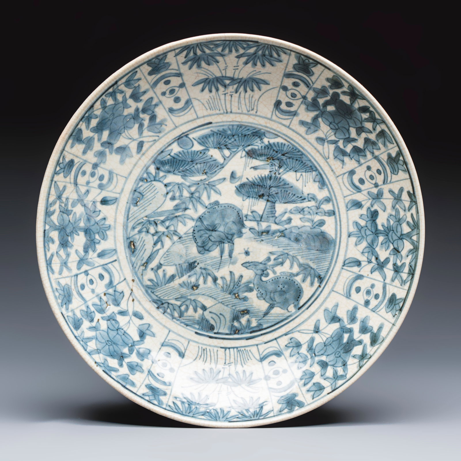 A Chinese blue and white Swatow 'Deer' dish, Ming: A Chinese blue and white Swatow 'Deer' dish, Ming Dia.: 34,9 cm
