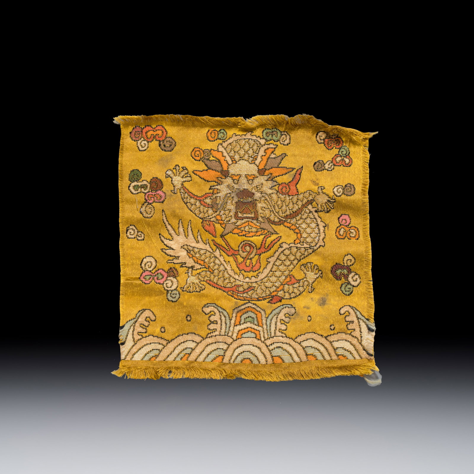 A small Chinese gold-thread brocade 'Dragon' panel, late Qing: A small Chinese gold-thread brocade 'Dragon' panel, late Qing L.: 15 cm - H.: 16 cm